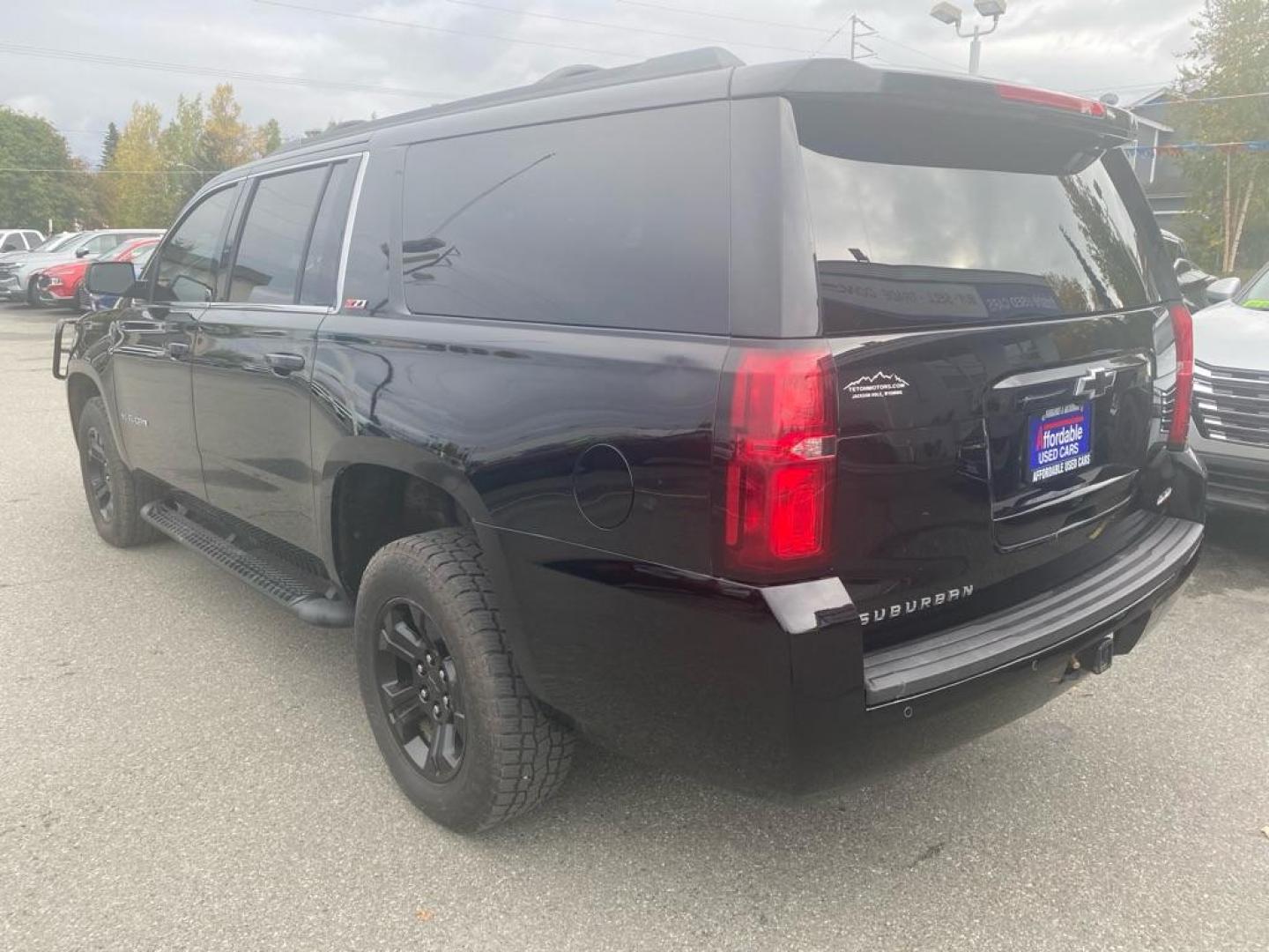 2020 BLACK CHEVROLET SUBURBAN 1500 LT (1GNSKHKC8LR) with an 5.3L engine, Automatic transmission, located at 929 East 8th Ave, Anchorage, AK, 99501, (907) 274-2277, 61.214783, -149.866074 - Photo#2