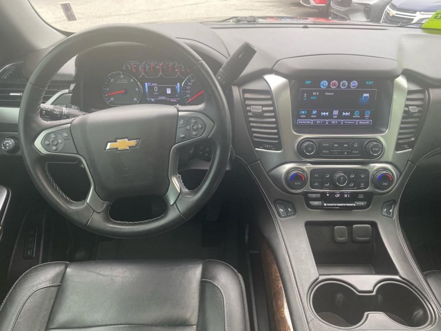 2020 BLACK CHEVROLET SUBURBAN 1500 LT (1GNSKHKC8LR) with an 5.3L engine, Automatic transmission, located at 929 East 8th Ave, Anchorage, AK, 99501, (907) 274-2277, 61.214783, -149.866074 - Photo#4