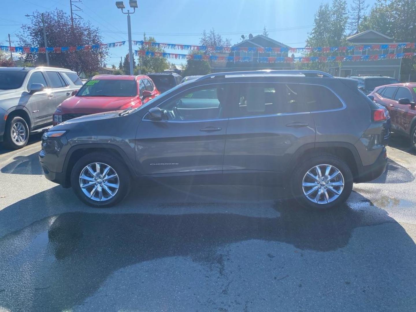 2016 GRAY JEEP CHEROKEE LIMITED (1C4PJMDS6GW) with an 3.2L engine, Automatic transmission, located at 929 East 8th Ave, Anchorage, AK, 99501, (907) 274-2277, 61.214783, -149.866074 - Photo#1