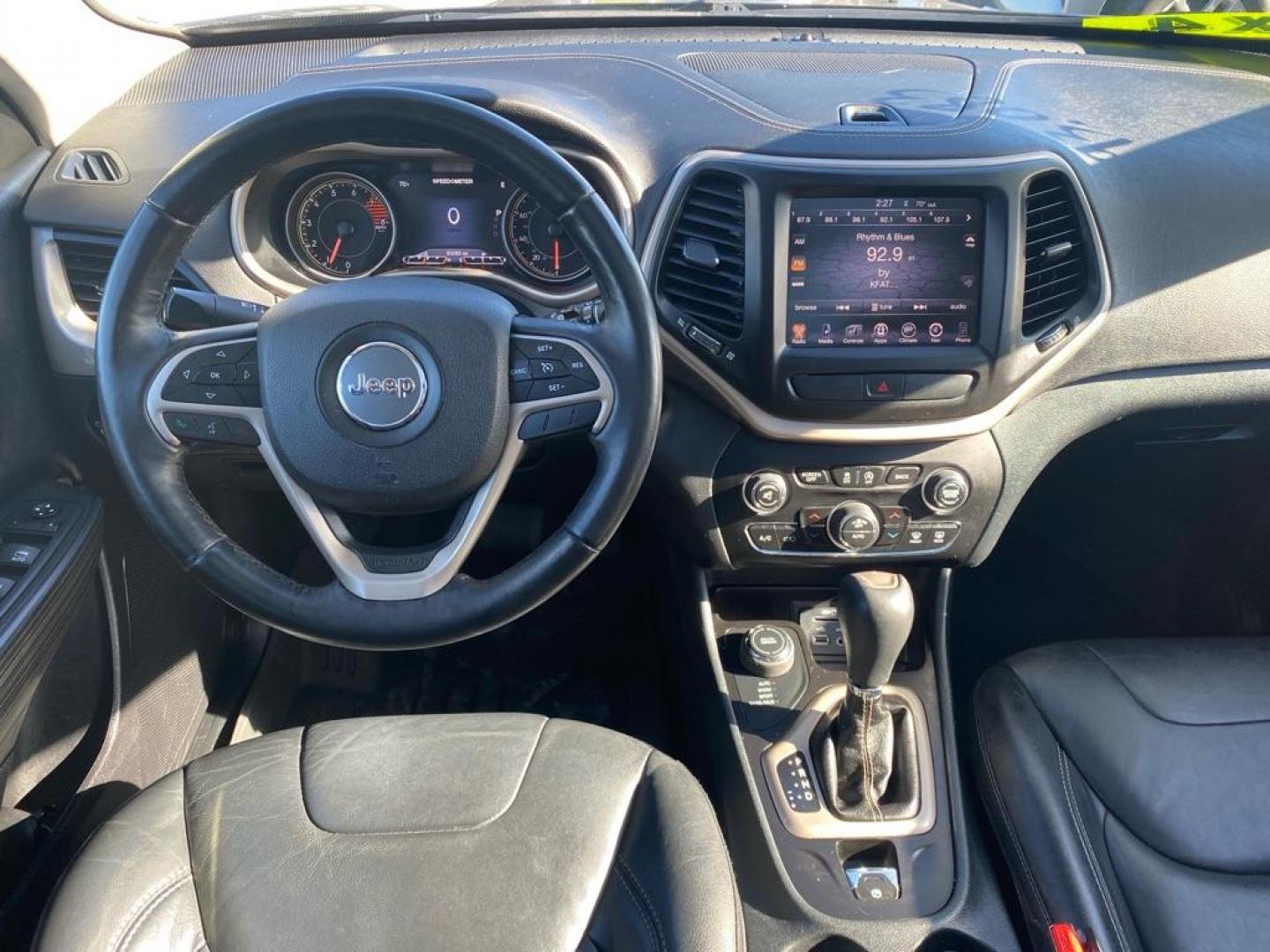 2016 GRAY JEEP CHEROKEE LIMITED (1C4PJMDS6GW) with an 3.2L engine, Automatic transmission, located at 929 East 8th Ave, Anchorage, AK, 99501, (907) 274-2277, 61.214783, -149.866074 - Photo#4