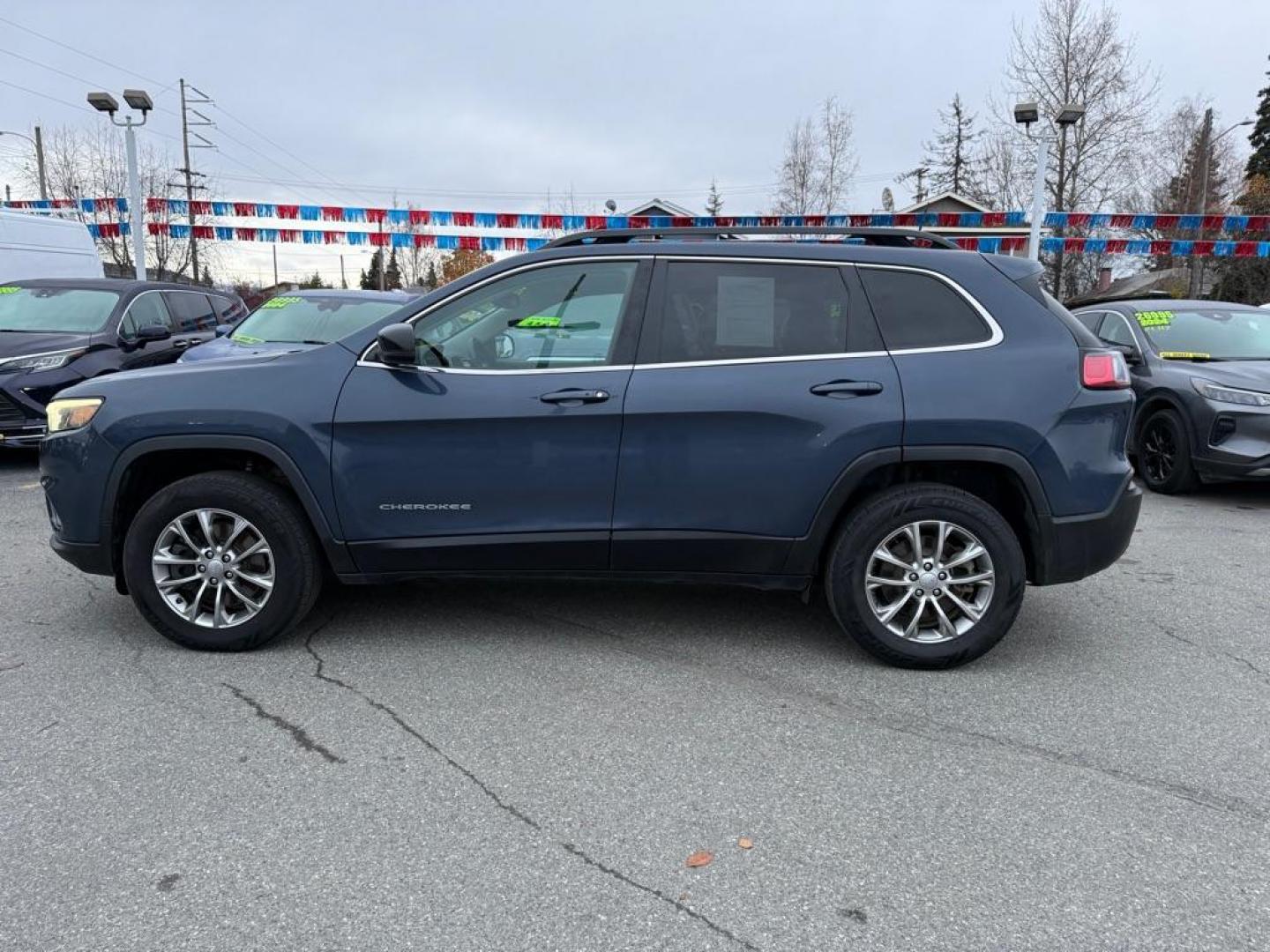 2022 JEEP CHEROKEE LUX LATITUDE LUX (1C4PJMMXXND) with an 3.2L engine, Automatic transmission, located at 929 East 8th Ave, Anchorage, AK, 99501, (907) 274-2277, 61.214783, -149.866074 - Photo#1