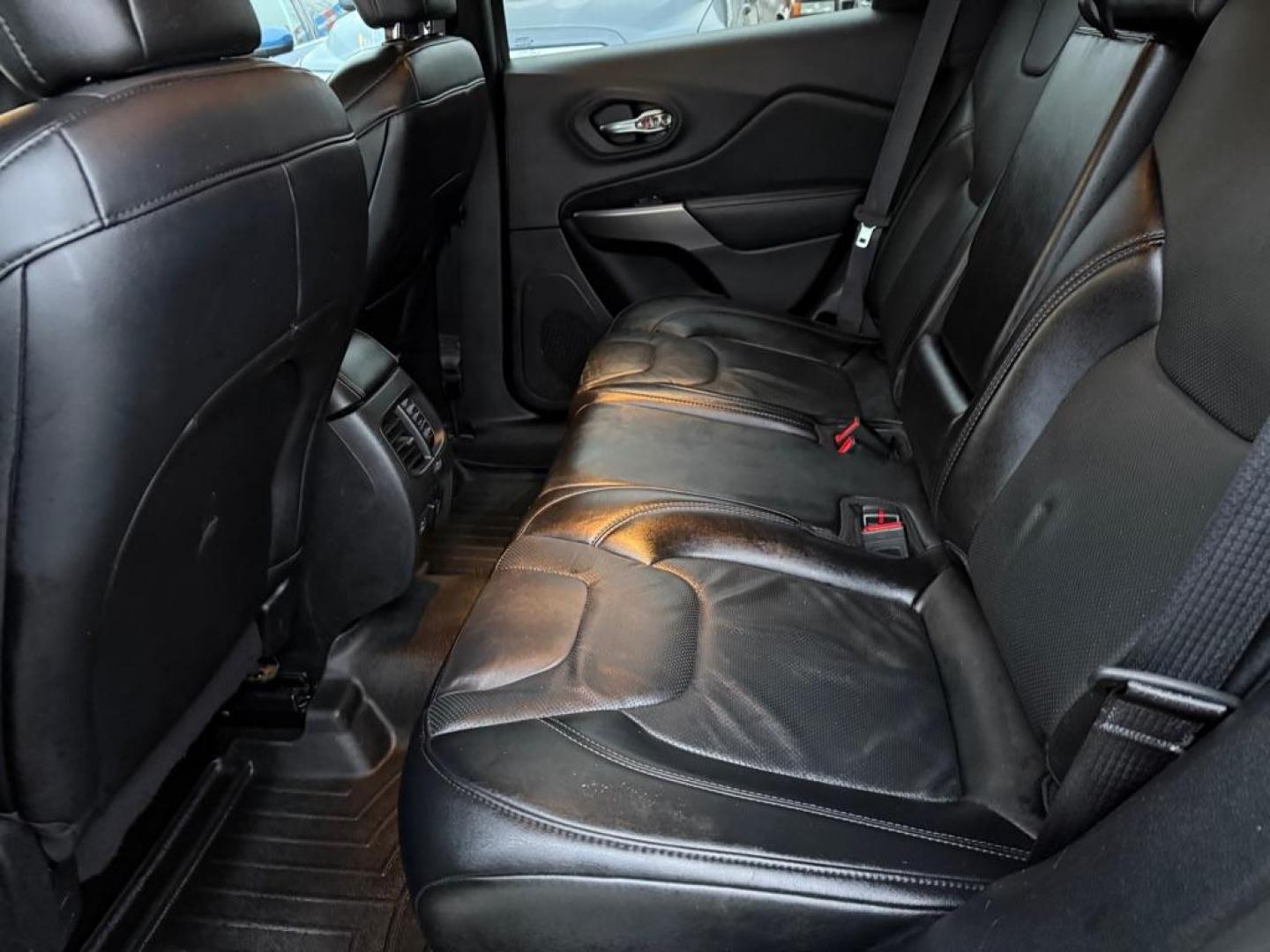 2022 JEEP CHEROKEE LUX LATITUDE LUX (1C4PJMMXXND) with an 3.2L engine, Automatic transmission, located at 929 East 8th Ave, Anchorage, AK, 99501, (907) 274-2277, 61.214783, -149.866074 - Photo#3