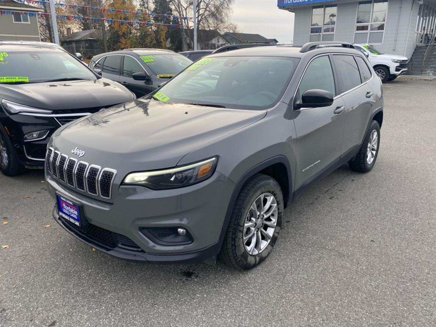 2022 GRAY JEEP CHEROKEE LATITUDE LUX (1C4PJMMX4ND) with an 3.2L engine, Automatic transmission, located at 929 East 8th Ave, Anchorage, AK, 99501, (907) 274-2277, 61.214783, -149.866074 - Photo#0