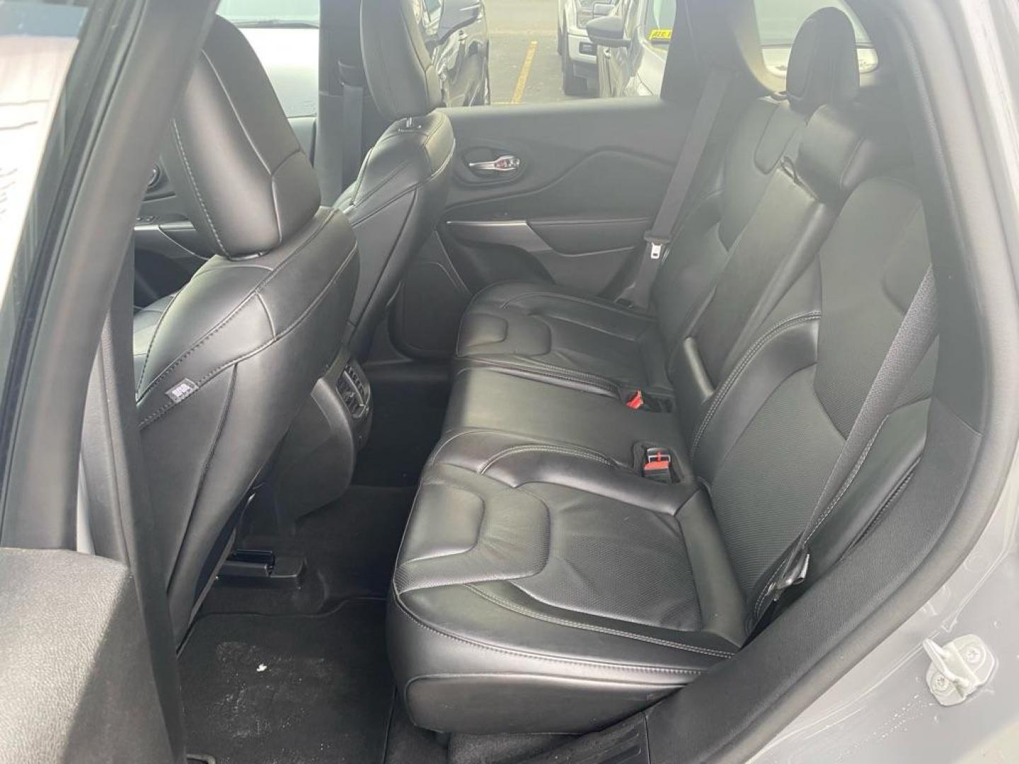 2022 GRAY JEEP CHEROKEE LATITUDE LUX (1C4PJMMX4ND) with an 3.2L engine, Automatic transmission, located at 929 East 8th Ave, Anchorage, AK, 99501, (907) 274-2277, 61.214783, -149.866074 - Photo#3