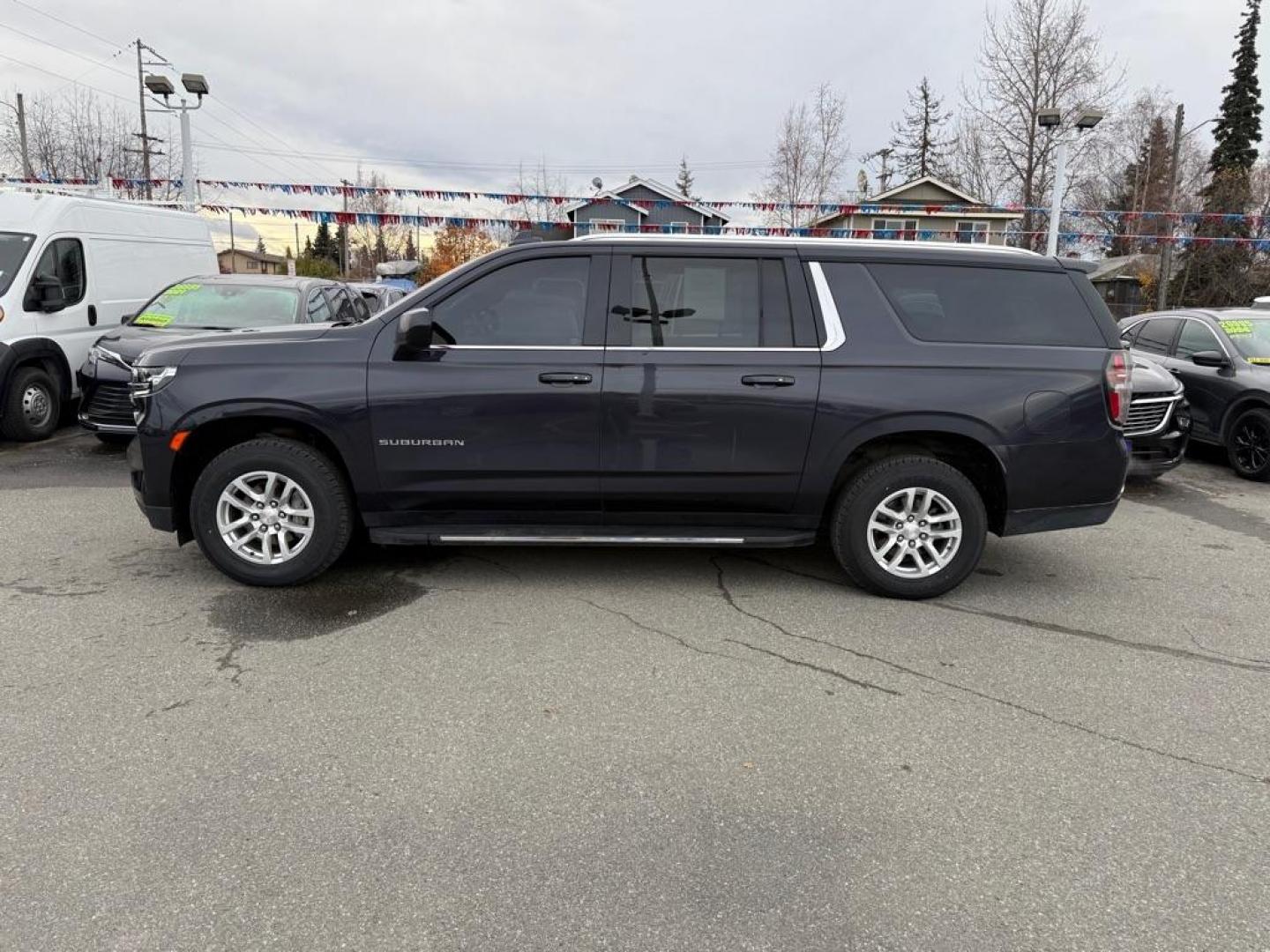 2022 GRAY CHEVROLET SUBURBAN 1500 LT (1GNSKCKD7NR) with an 5.3L engine, Automatic transmission, located at 929 East 8th Ave, Anchorage, AK, 99501, (907) 274-2277, 61.214783, -149.866074 - Photo#1