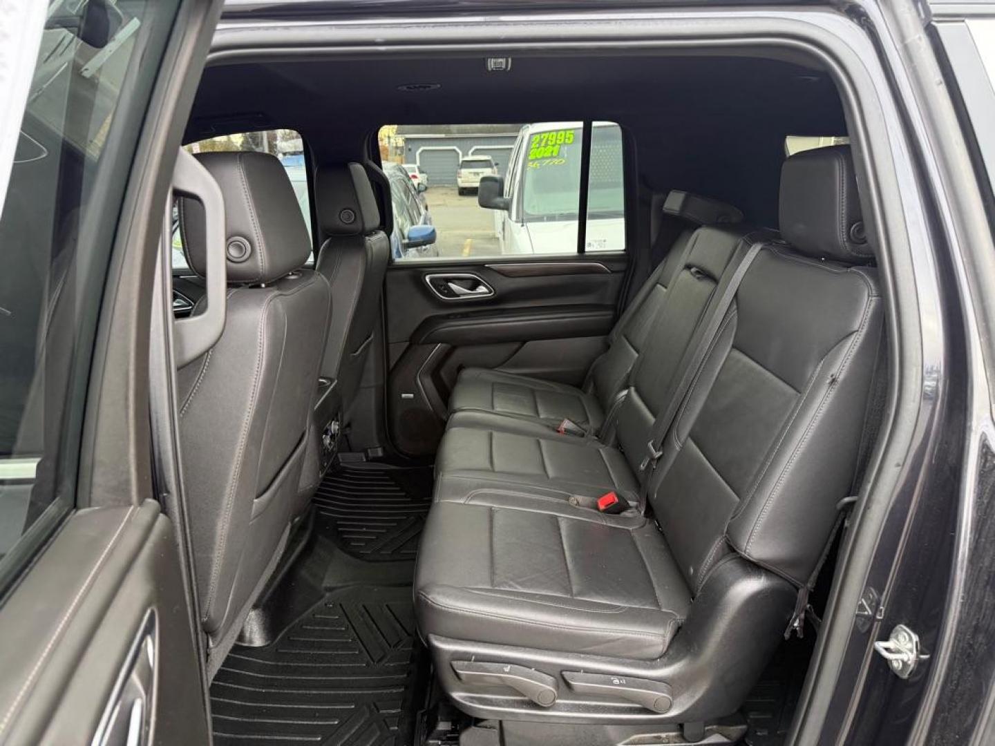 2022 GRAY CHEVROLET SUBURBAN 1500 LT (1GNSKCKD7NR) with an 5.3L engine, Automatic transmission, located at 929 East 8th Ave, Anchorage, AK, 99501, (907) 274-2277, 61.214783, -149.866074 - Photo#3