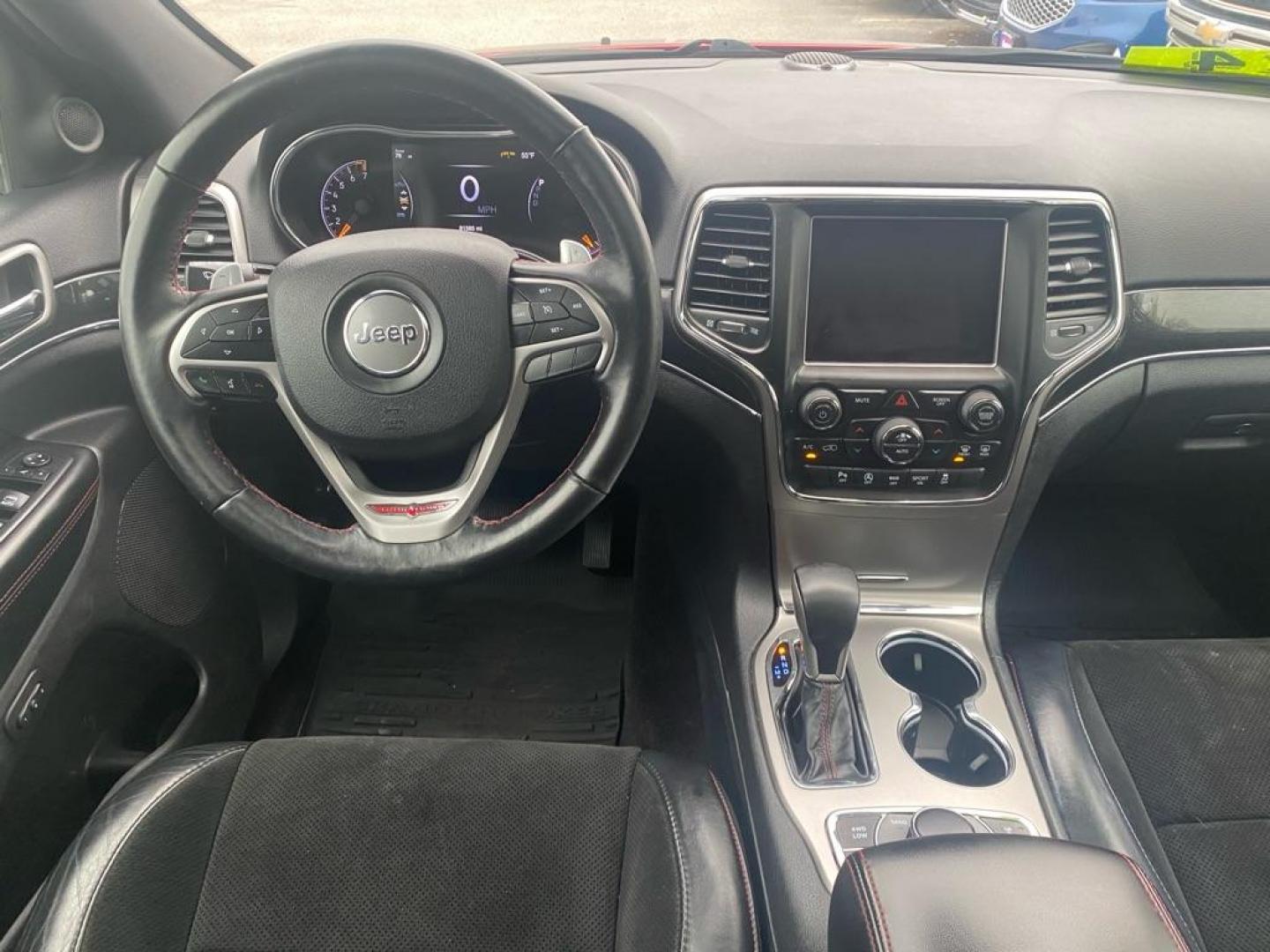 2018 RED JEEP GRAND CHEROKEE TRAILHAWK (1C4RJFLG0JC) with an 3.6L engine, Automatic transmission, located at 929 East 8th Ave, Anchorage, AK, 99501, (907) 274-2277, 61.214783, -149.866074 - Photo#4