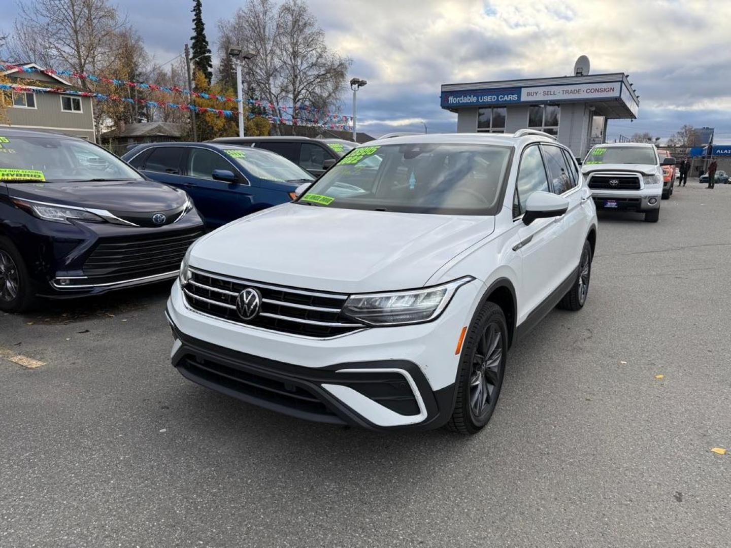 2022 WHITE VOLKSWAGEN TIGUAN SE (3VV2B7AX6NM) with an 2.0L engine, Automatic transmission, located at 929 East 8th Ave, Anchorage, AK, 99501, (907) 274-2277, 61.214783, -149.866074 - Photo#0