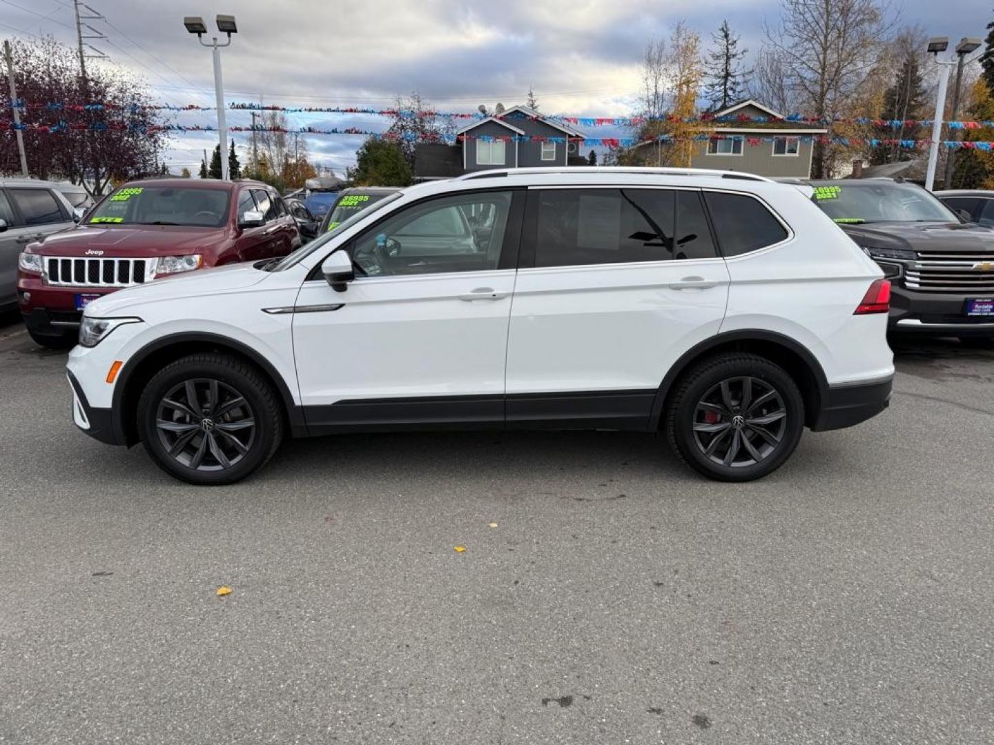 2022 WHITE VOLKSWAGEN TIGUAN SE (3VV2B7AX6NM) with an 2.0L engine, Automatic transmission, located at 929 East 8th Ave, Anchorage, AK, 99501, (907) 274-2277, 61.214783, -149.866074 - Photo#1