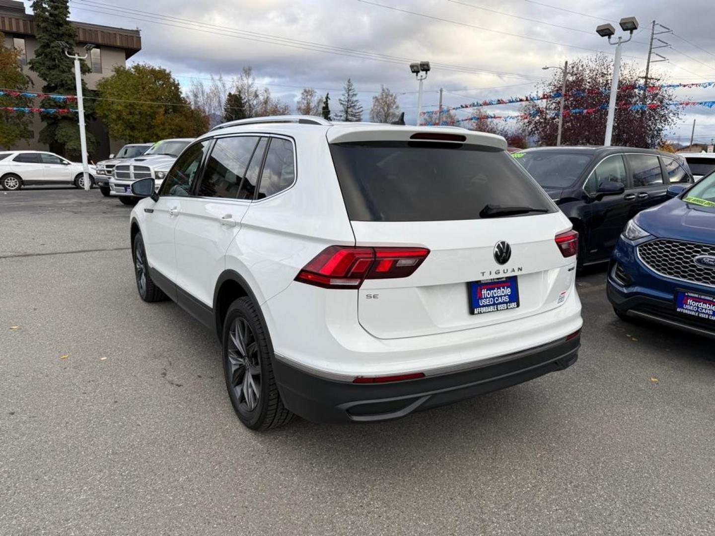 2022 WHITE VOLKSWAGEN TIGUAN SE (3VV2B7AX6NM) with an 2.0L engine, Automatic transmission, located at 929 East 8th Ave, Anchorage, AK, 99501, (907) 274-2277, 61.214783, -149.866074 - Photo#2