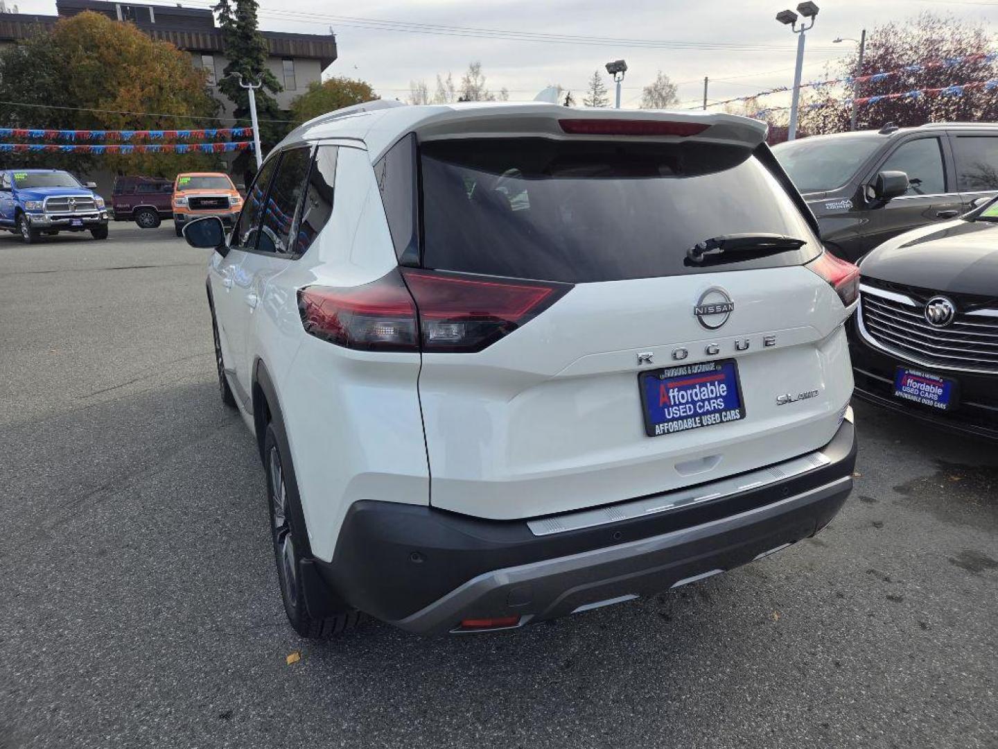 2022 WHITE NISSAN ROGUE SL (5N1BT3CB6NC) with an 1.5L engine, Automatic transmission, located at 929 East 8th Ave, Anchorage, AK, 99501, (907) 274-2277, 61.214783, -149.866074 - Photo#3