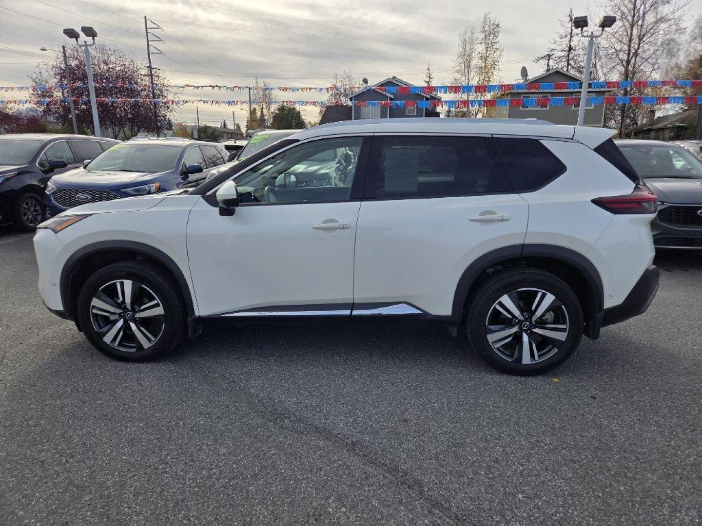 2022 WHITE NISSAN ROGUE SL (5N1BT3CB6NC) with an 1.5L engine, Automatic transmission, located at 929 East 8th Ave, Anchorage, AK, 99501, (907) 274-2277, 61.214783, -149.866074 - Photo#4