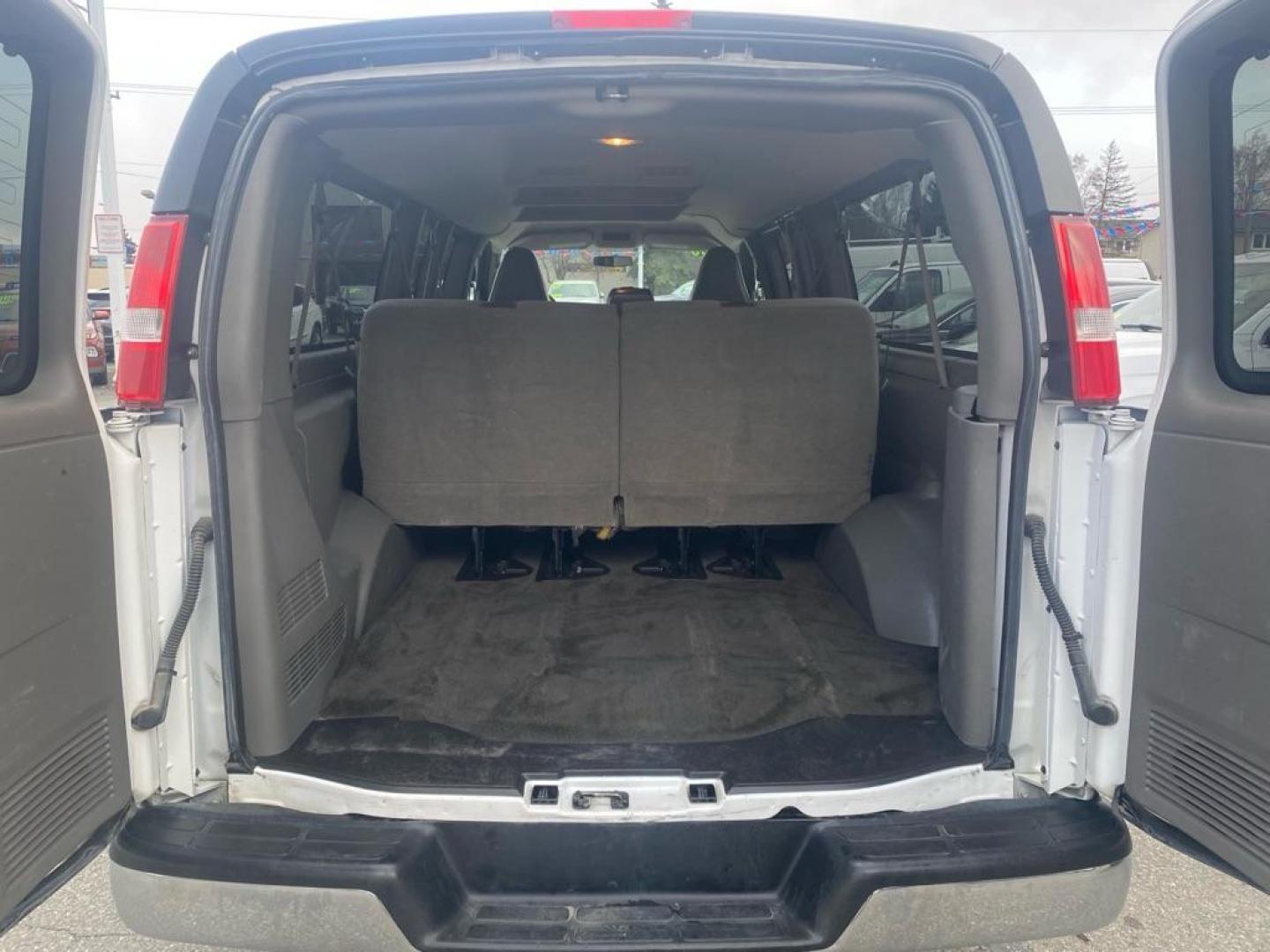 2017 WHITE CHEVROLET EXPRESS G3500 LT (1GAZGPFG8H1) with an 6.0L engine, Automatic transmission, located at 929 East 8th Ave, Anchorage, AK, 99501, (907) 274-2277, 61.214783, -149.866074 - Photo#5