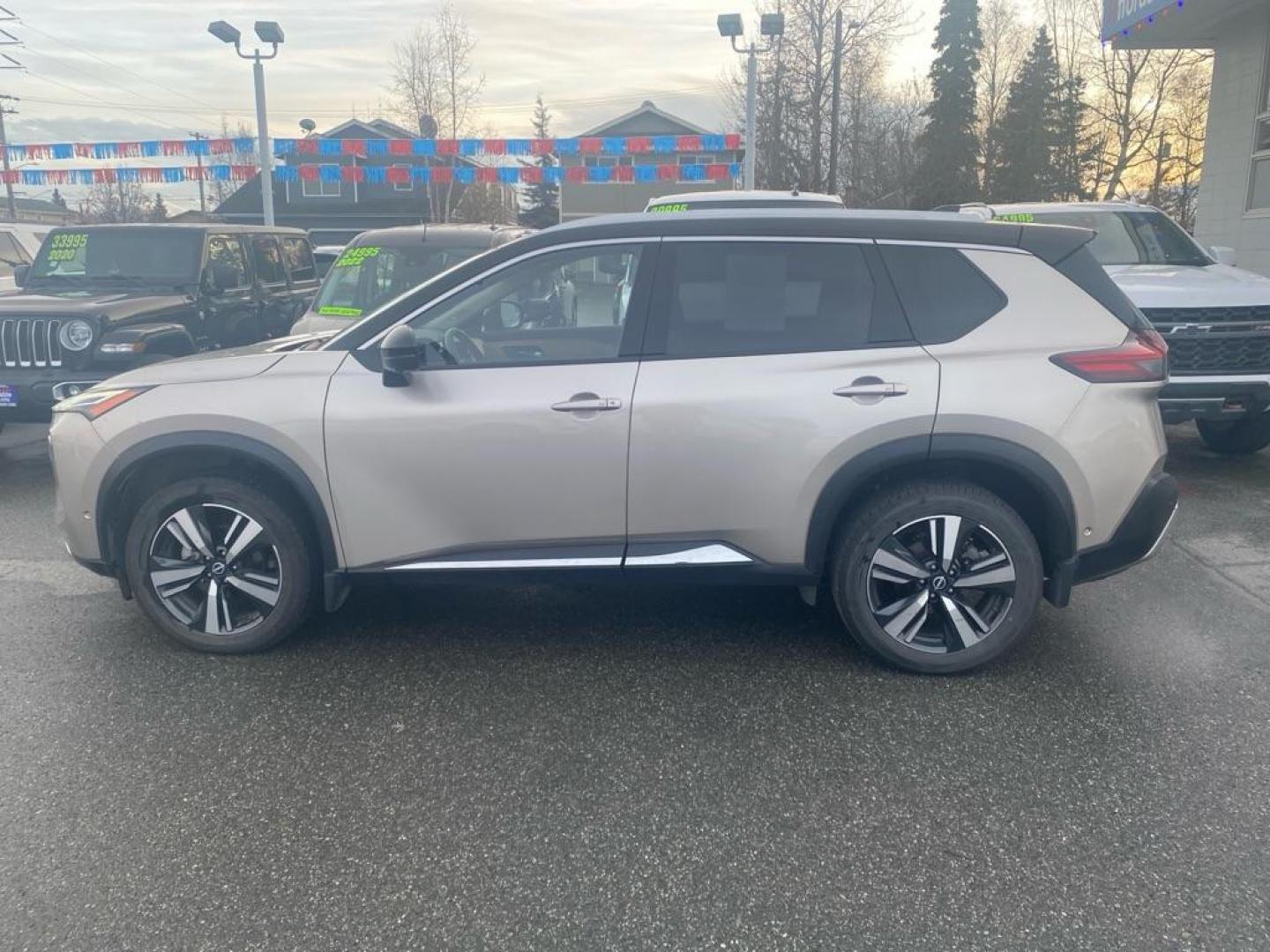 2022 CHAMPG NISSAN ROGUE PLATINUM (JN8BT3DD9NW) with an 1.5L engine, Automatic transmission, located at 929 East 8th Ave, Anchorage, AK, 99501, (907) 274-2277, 61.214783, -149.866074 - Photo#1