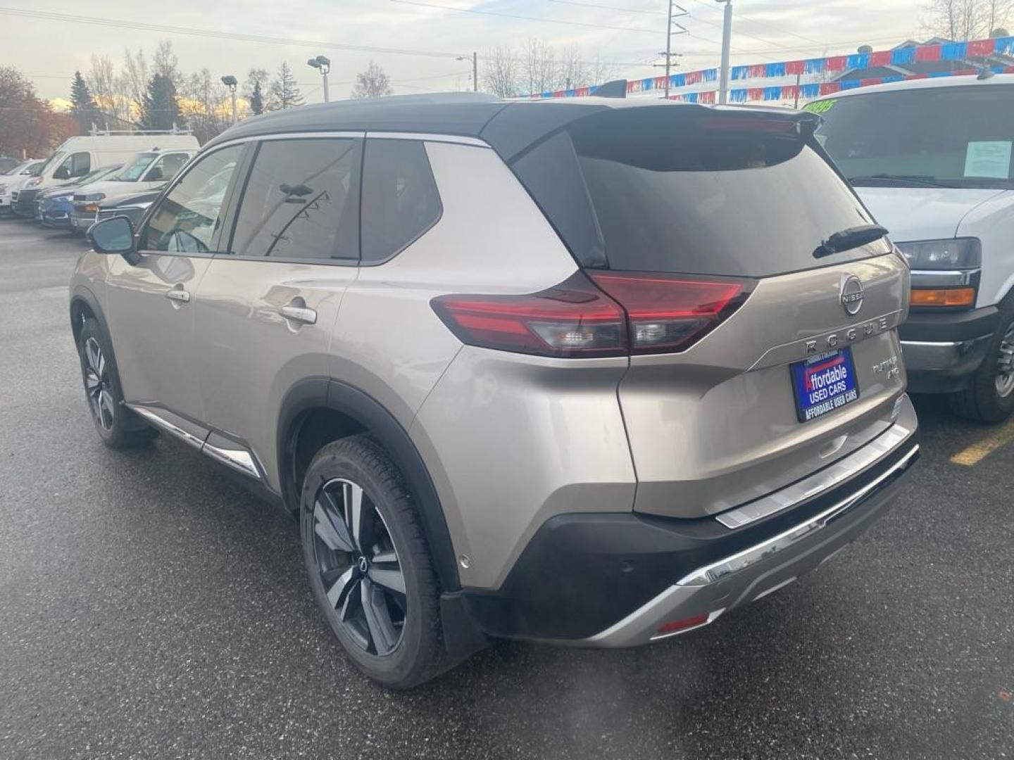 2022 CHAMPG NISSAN ROGUE PLATINUM (JN8BT3DD9NW) with an 1.5L engine, Automatic transmission, located at 929 East 8th Ave, Anchorage, AK, 99501, (907) 274-2277, 61.214783, -149.866074 - Photo#2