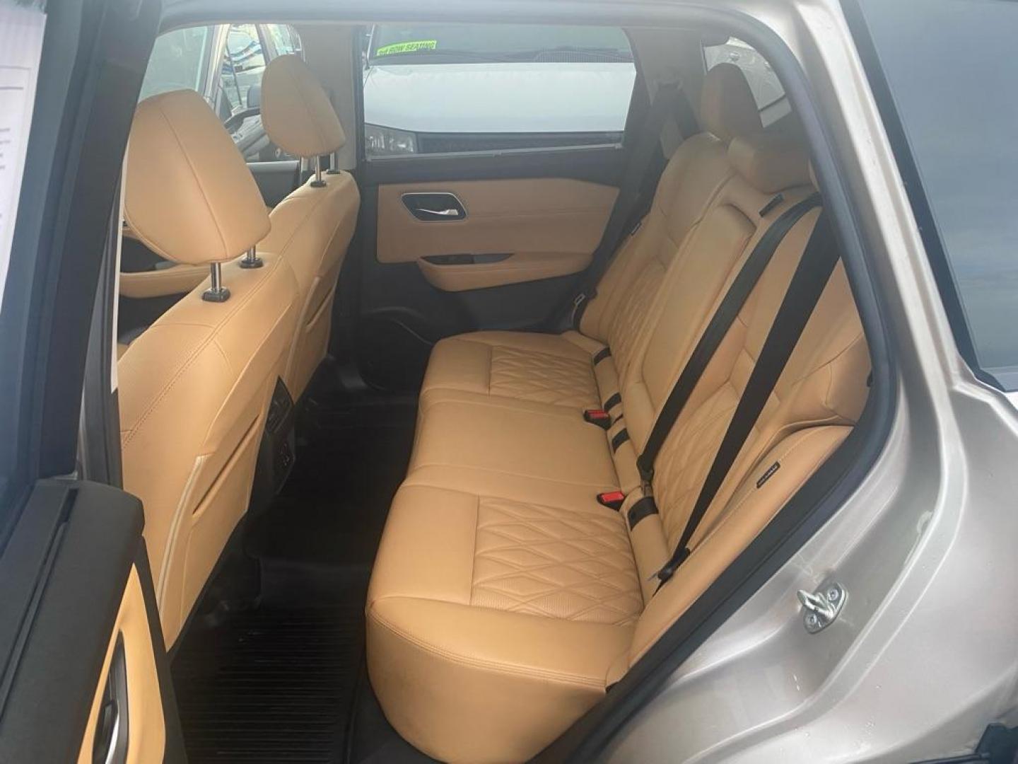 2022 CHAMPG NISSAN ROGUE PLATINUM (JN8BT3DD9NW) with an 1.5L engine, Automatic transmission, located at 929 East 8th Ave, Anchorage, AK, 99501, (907) 274-2277, 61.214783, -149.866074 - Photo#3