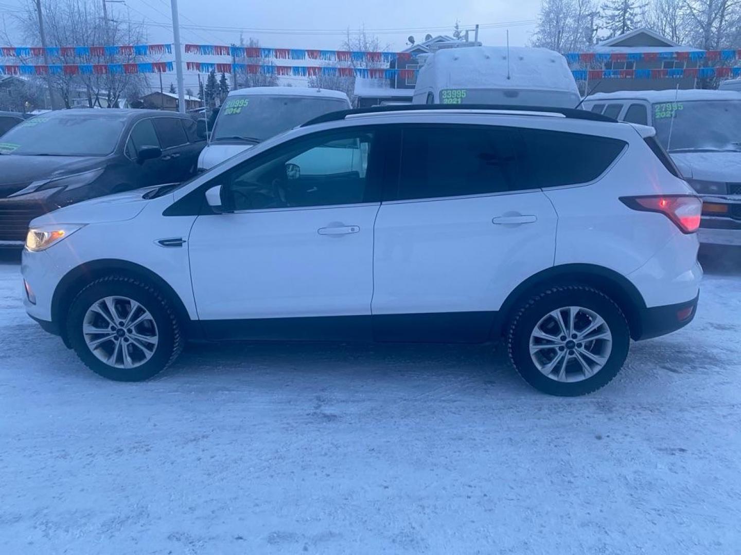2018 WHITE FORD ESCAPE SE (1FMCU9GD3JU) with an 1.5L engine, Automatic transmission, located at 929 East 8th Ave, Anchorage, AK, 99501, (907) 274-2277, 61.214783, -149.866074 - Photo#1