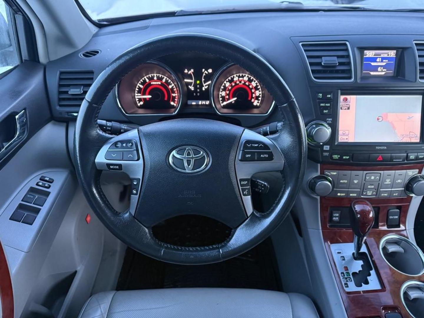 2011 PURPLE TOYOTA HIGHLANDER LIMITED (5TDDK3EH6BS) with an 3.5L engine, Automatic transmission, located at 929 East 8th Ave, Anchorage, AK, 99501, (907) 274-2277, 61.214783, -149.866074 - Photo#4