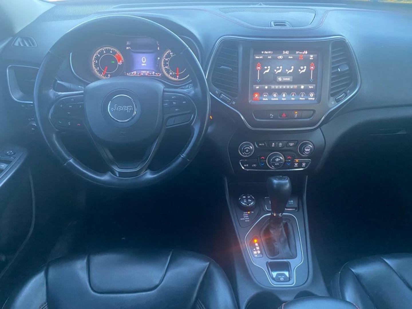 2021 ORANGE JEEP CHEROKEE TRAILHAWK (1C4PJMBX8MD) with an 3.2L engine, Automatic transmission, located at 929 East 8th Ave, Anchorage, AK, 99501, (907) 274-2277, 61.214783, -149.866074 - Photo#4