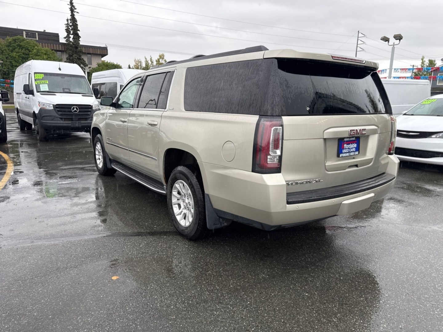 2015 BEIGE GMC YUKON XL 1500 SLE (1GKS2GKC2FR) with an 5.3L engine, Automatic transmission, located at 929 East 8th Ave, Anchorage, AK, 99501, (907) 274-2277, 61.214783, -149.866074- Photo#4