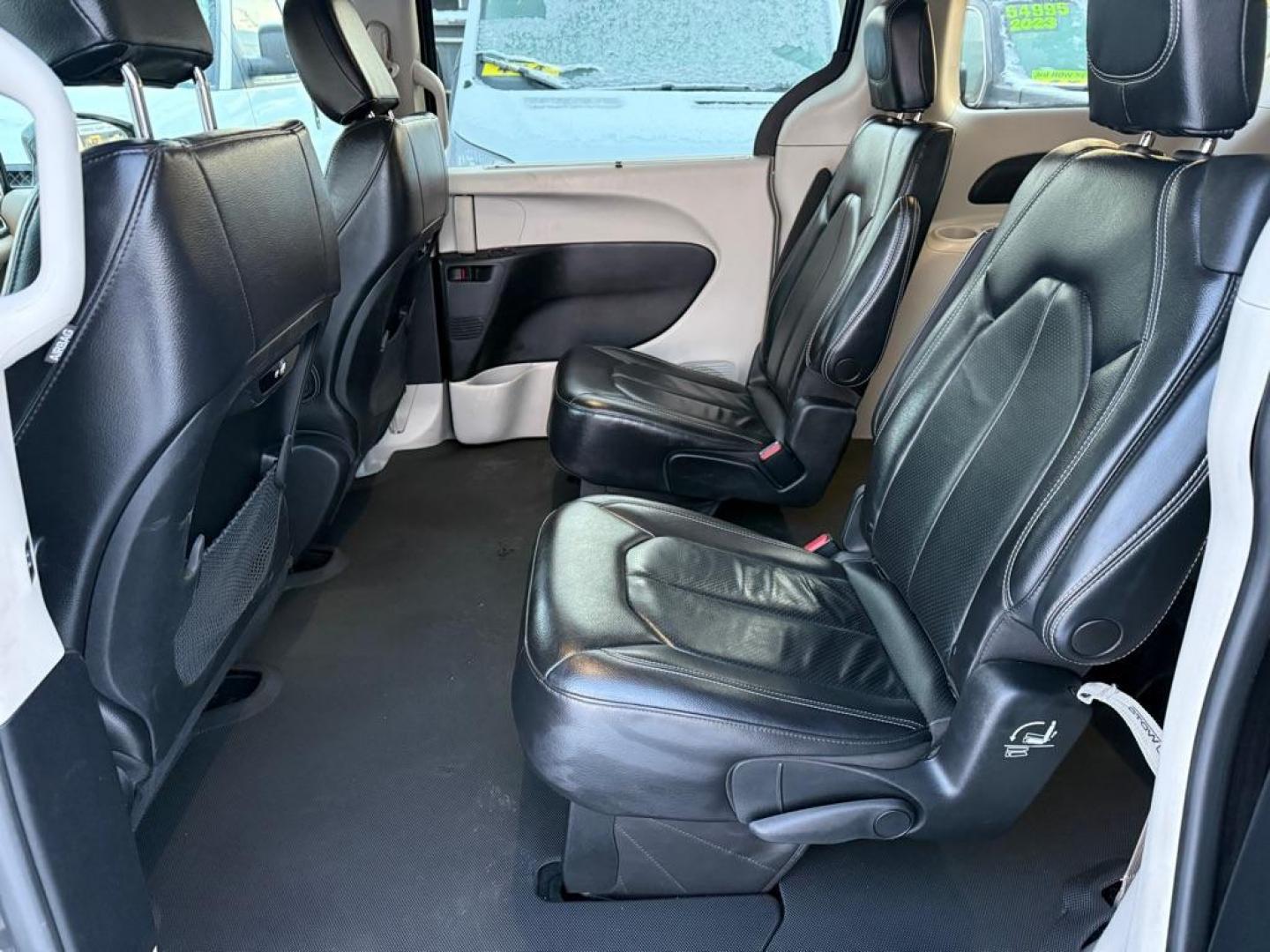 2022 GRAY CHRYSLER PACIFICA TOURING L (2C4RC1BG7NR) with an 3.6L engine, Automatic transmission, located at 929 East 8th Ave, Anchorage, AK, 99501, (907) 274-2277, 61.214783, -149.866074 - Photo#3