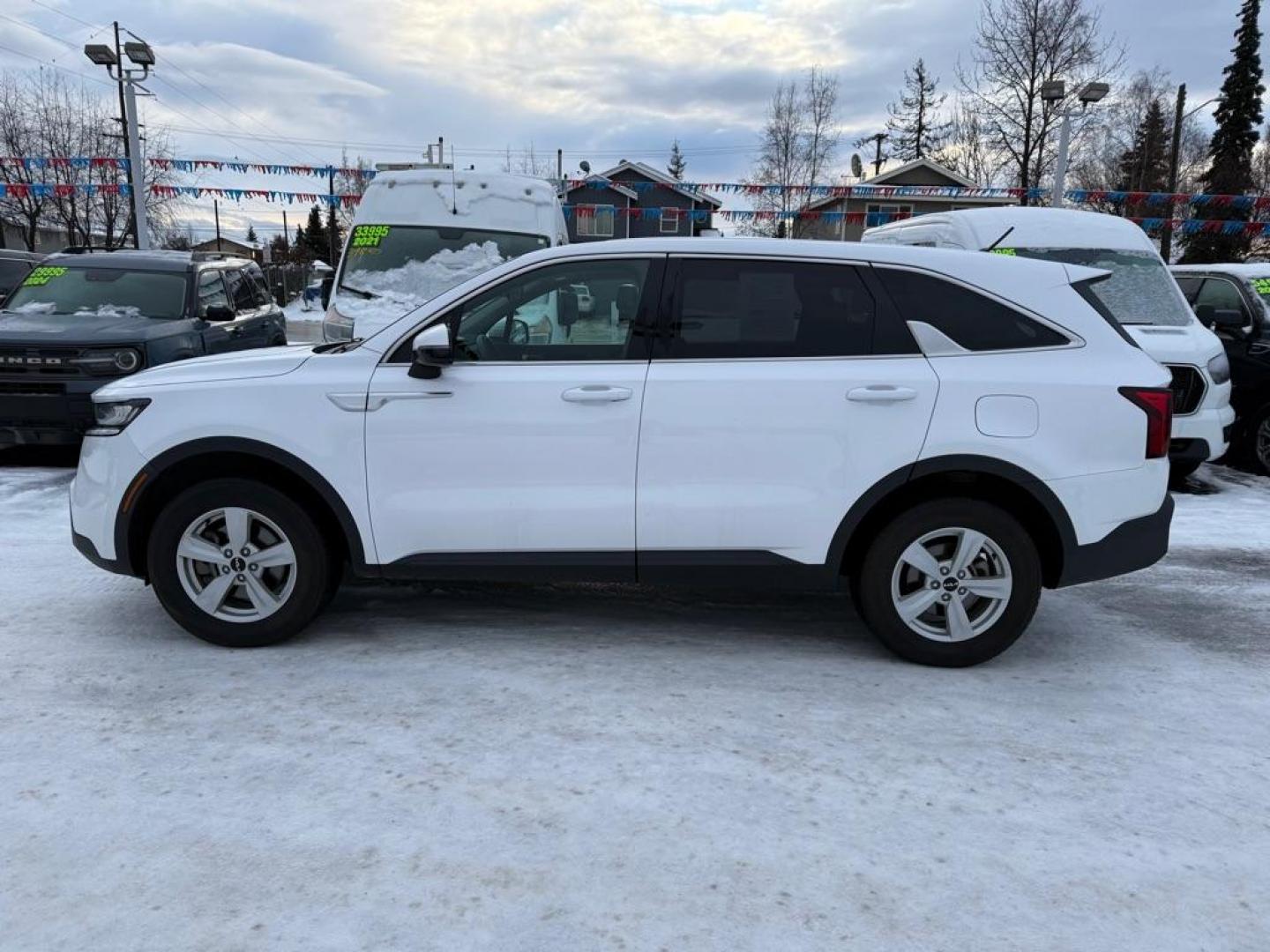 2022 WHITE KIA SORENTO LX (5XYRGDLC9NG) with an 2.5L engine, Automatic transmission, located at 929 East 8th Ave, Anchorage, AK, 99501, (907) 274-2277, 61.214783, -149.866074 - Photo#1