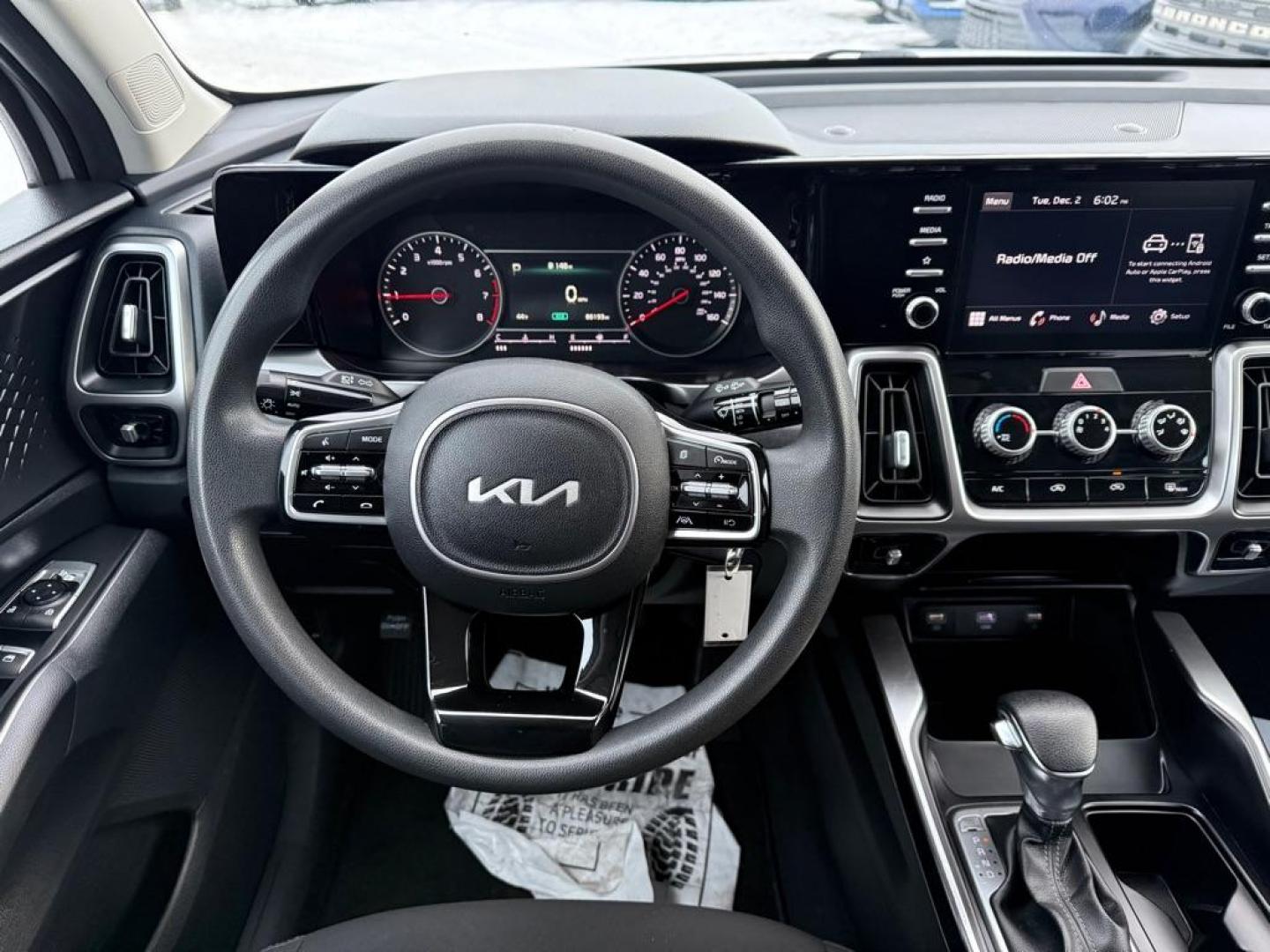 2022 WHITE KIA SORENTO LX (5XYRGDLC9NG) with an 2.5L engine, Automatic transmission, located at 929 East 8th Ave, Anchorage, AK, 99501, (907) 274-2277, 61.214783, -149.866074 - Photo#4