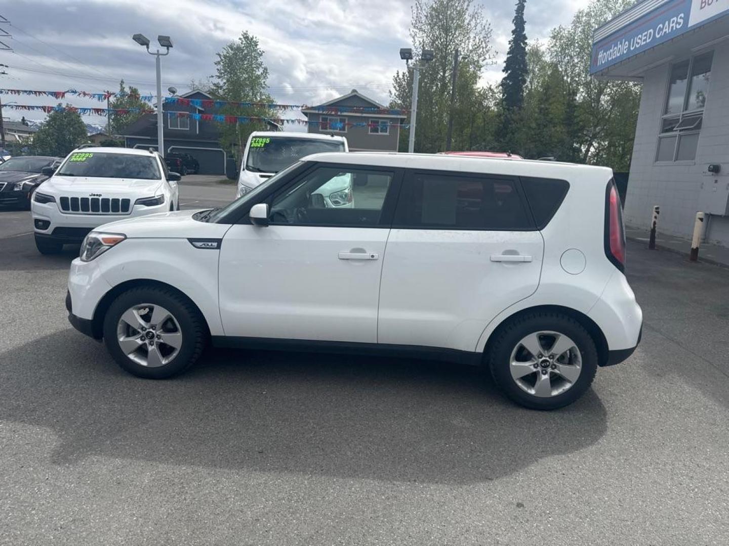 2018 WHITE KIA SOUL (KNDJN2A24J7) with an 1.6L engine, 6-Speed Manual transmission, located at 929 East 8th Ave, Anchorage, AK, 99501, (907) 274-2277, 61.214783, -149.866074 - Photo#1