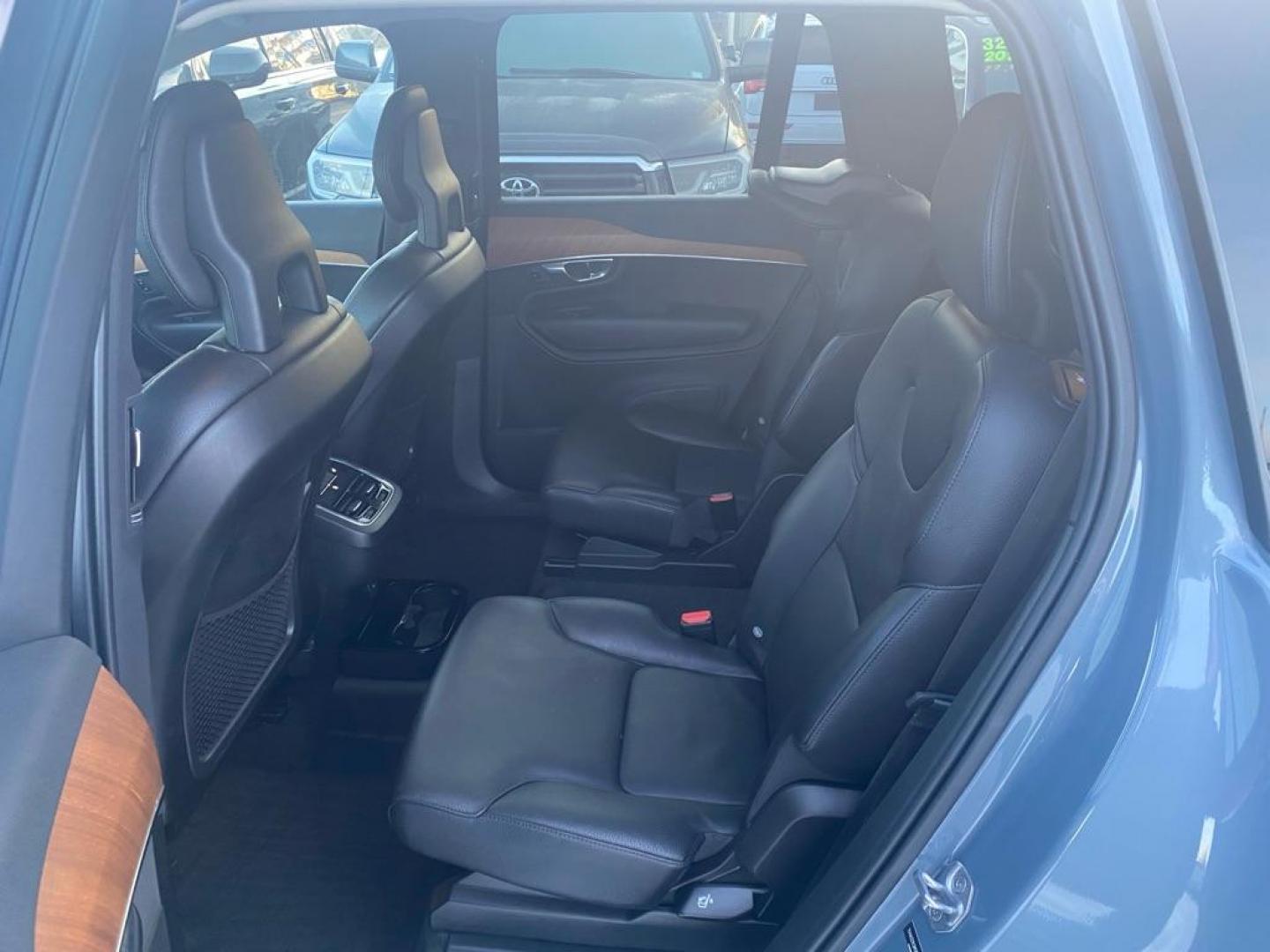 2021 GRAY VOLVO XC90 T6 MOMENTUM (YV4A221K2M1) with an 2.0L engine, Automatic transmission, located at 929 East 8th Ave, Anchorage, AK, 99501, (907) 274-2277, 61.214783, -149.866074 - Photo#3