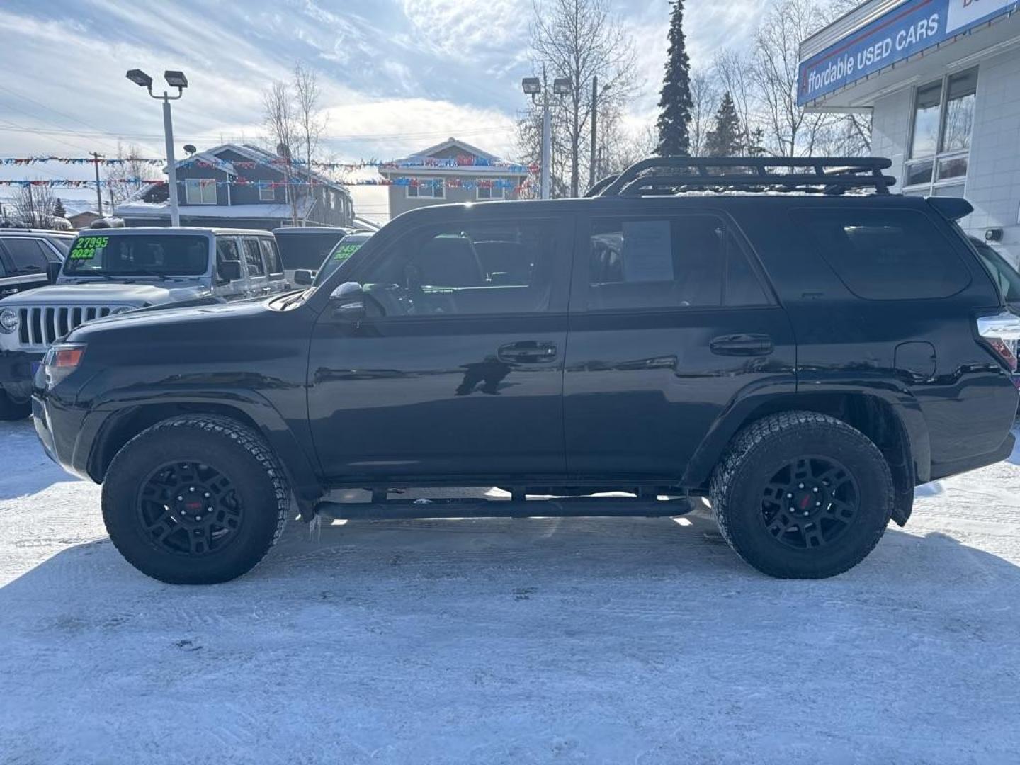 2022 BLACK TOYOTA 4RUNNER SR5/SR5 PREMIUM (JTENU5JRXN6) with an 4.0L engine, Automatic transmission, located at 929 East 8th Ave, Anchorage, AK, 99501, (907) 274-2277, 61.214783, -149.866074 - Photo#1