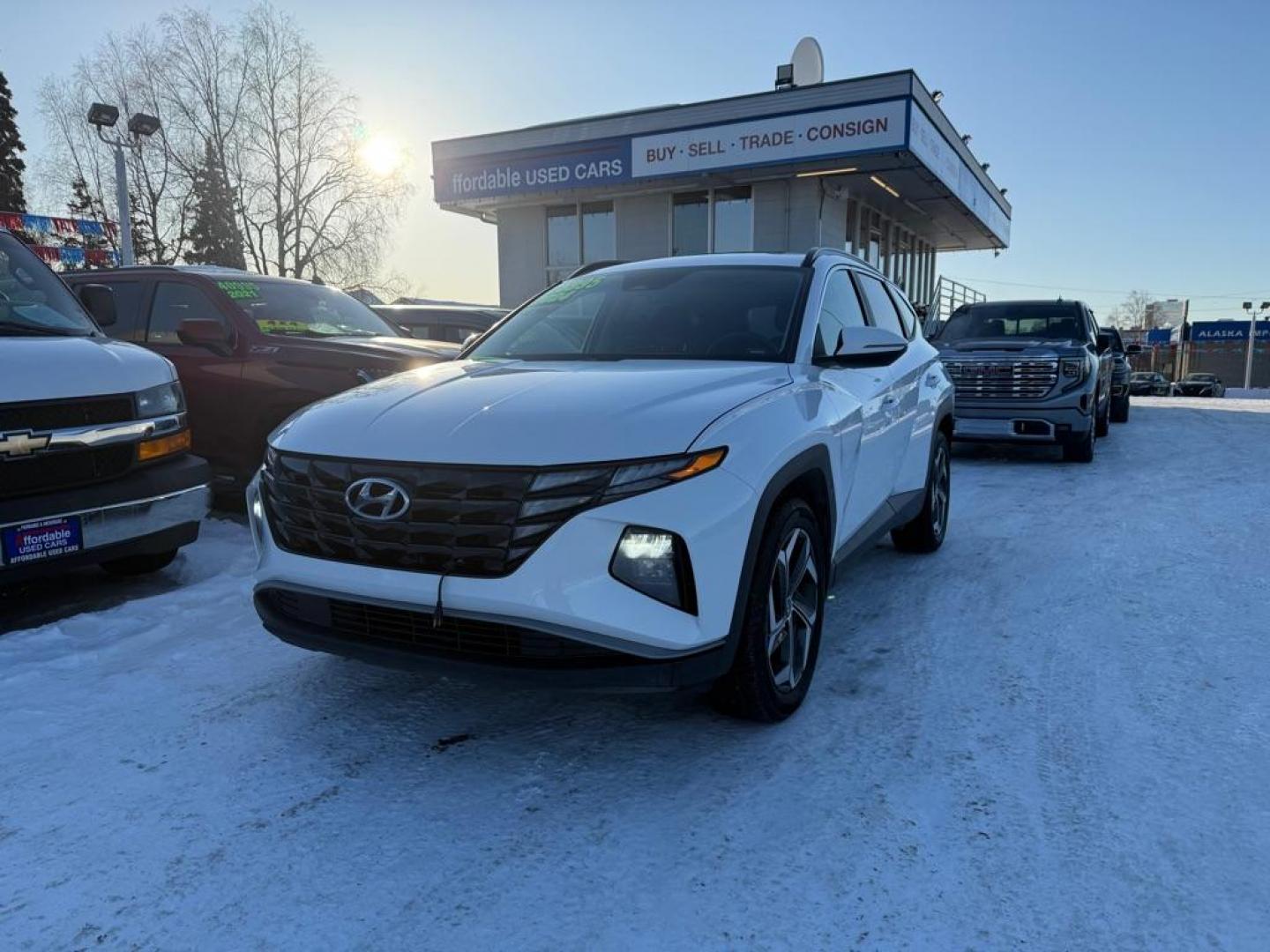 2024 WHITE HYUNDAI TUCSON SEL (5NMJFCDE9RH) with an 2.5L engine, Automatic transmission, located at 929 East 8th Ave, Anchorage, AK, 99501, (907) 274-2277, 61.214783, -149.866074 - Photo#0
