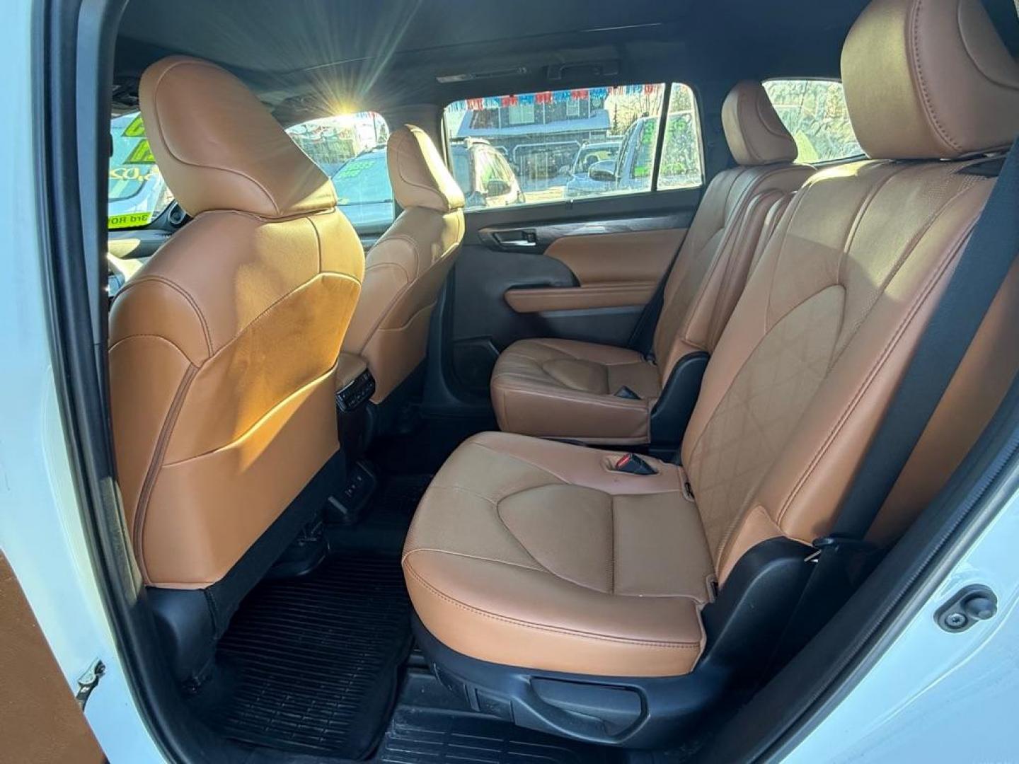 2021 WHITE TOYOTA HIGHLANDER PLATINUM (5TDFZRBH2MS) with an 3.5L engine, Automatic transmission, located at 929 East 8th Ave, Anchorage, AK, 99501, (907) 274-2277, 61.214783, -149.866074 - Photo#3