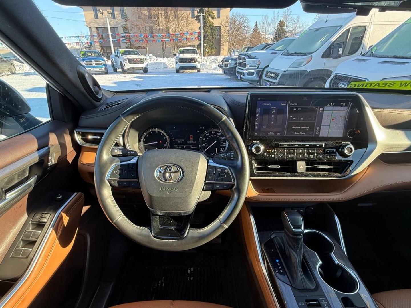 2021 WHITE TOYOTA HIGHLANDER PLATINUM (5TDFZRBH2MS) with an 3.5L engine, Automatic transmission, located at 929 East 8th Ave, Anchorage, AK, 99501, (907) 274-2277, 61.214783, -149.866074 - Photo#4
