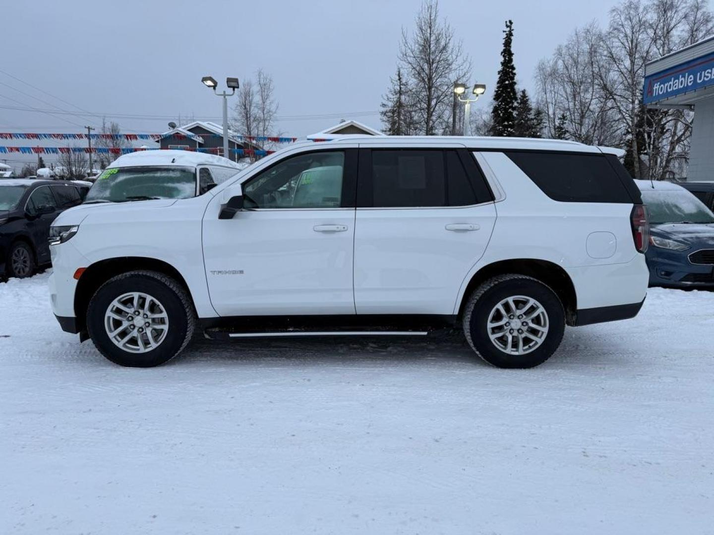2021 WHITE CHEVROLET TAHOE 1500 LT (1GNSKNKD6MR) with an 5.3L engine, Automatic transmission, located at 929 East 8th Ave, Anchorage, AK, 99501, (907) 274-2277, 61.214783, -149.866074 - Photo#1