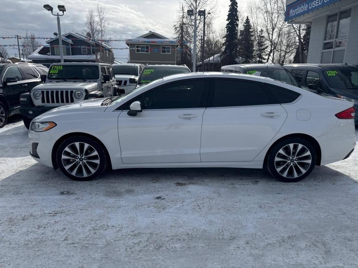 2019 WHITE FORD FUSION SE (3FA6P0T9XKR) with an 2.0L engine, Automatic transmission, located at 929 East 8th Ave, Anchorage, AK, 99501, (907) 274-2277, 61.214783, -149.866074 - Photo#1