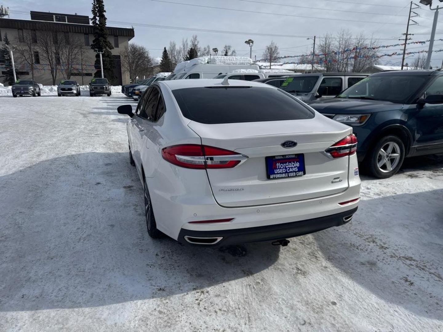 2019 WHITE FORD FUSION SE (3FA6P0T9XKR) with an 2.0L engine, Automatic transmission, located at 929 East 8th Ave, Anchorage, AK, 99501, (907) 274-2277, 61.214783, -149.866074 - Photo#2
