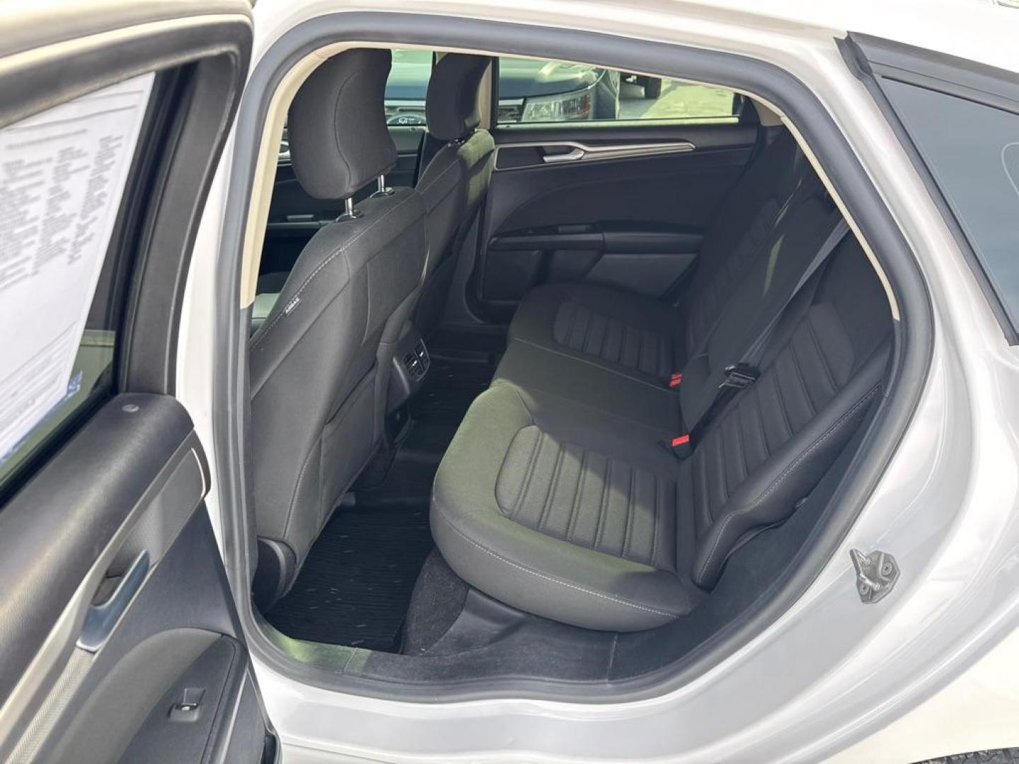 2019 WHITE FORD FUSION SE (3FA6P0T9XKR) with an 2.0L engine, Automatic transmission, located at 929 East 8th Ave, Anchorage, AK, 99501, (907) 274-2277, 61.214783, -149.866074 - Photo#3