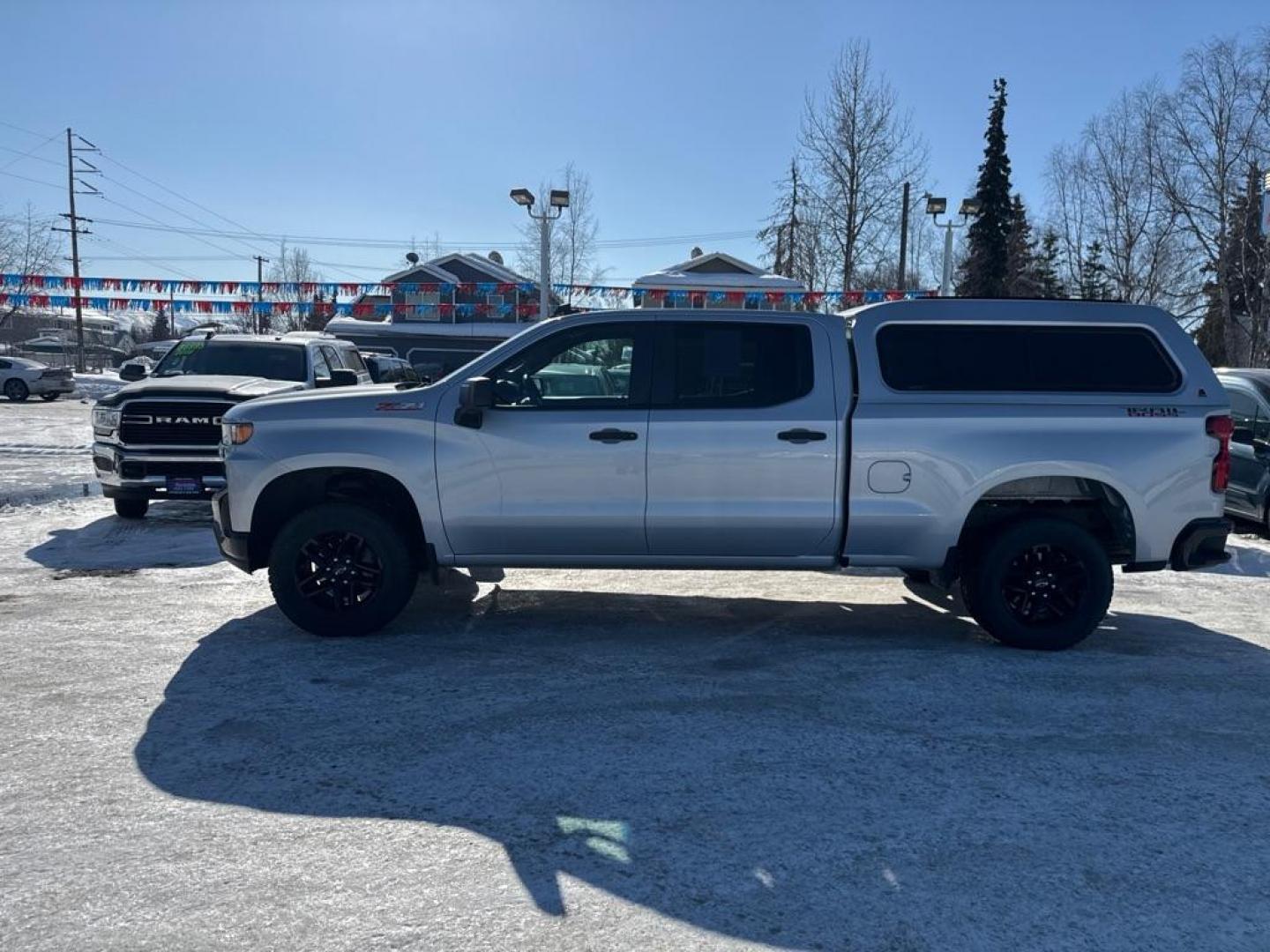 2021 SILVER CHEVROLET SILVERADO 1500 TRAIL BOSS CUSTOM (1GCPYCEF4MZ) with an 5.3L engine, Automatic transmission, located at 929 East 8th Ave, Anchorage, AK, 99501, (907) 274-2277, 61.214783, -149.866074 - Photo#1