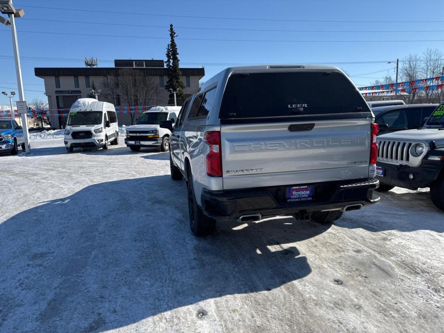 2021 SILVER CHEVROLET SILVERADO 1500 TRAIL BOSS CUSTOM (1GCPYCEF4MZ) with an 5.3L engine, Automatic transmission, located at 929 East 8th Ave, Anchorage, AK, 99501, (907) 274-2277, 61.214783, -149.866074 - Photo#2