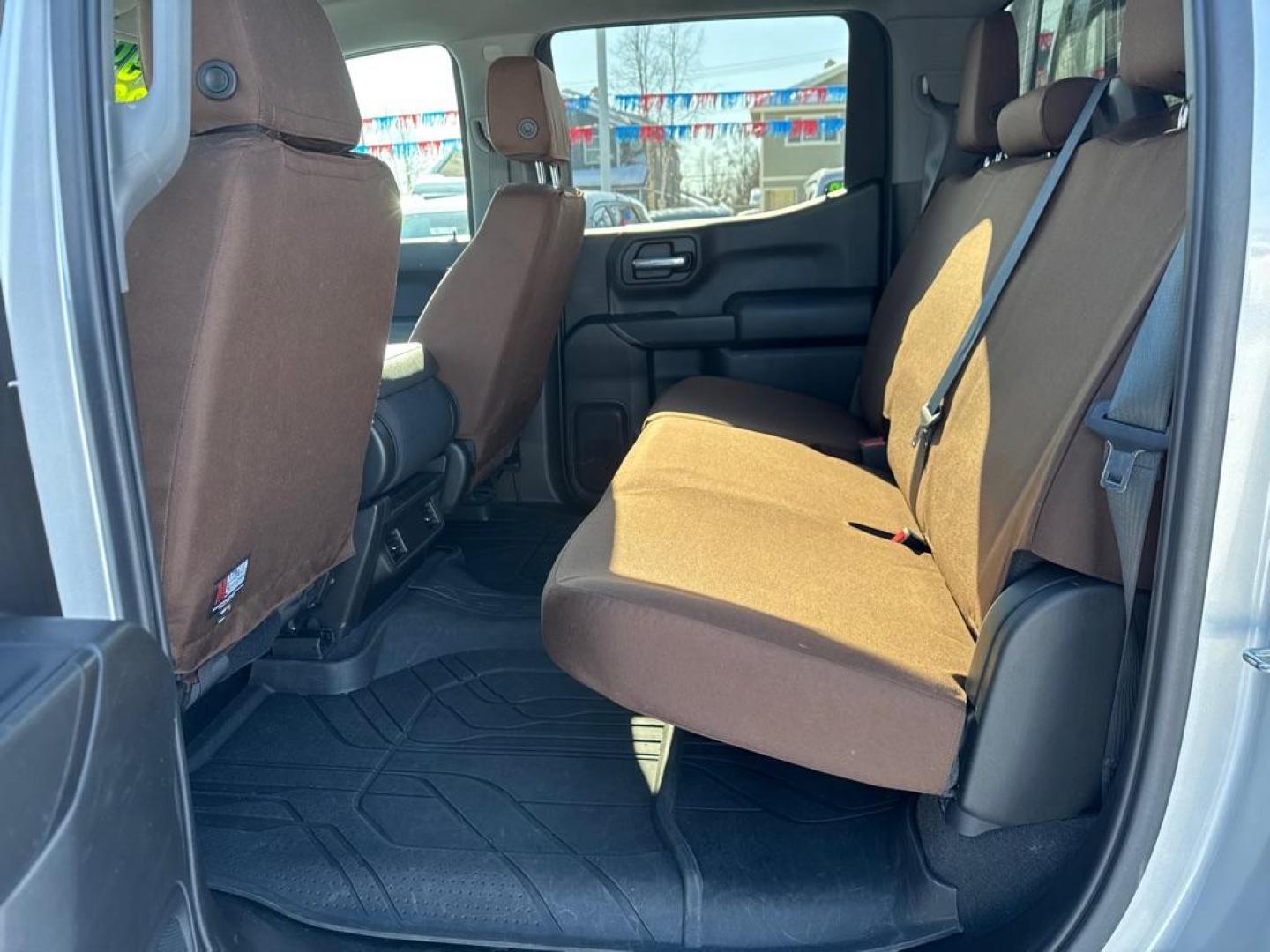 2021 SILVER CHEVROLET SILVERADO 1500 TRAIL BOSS CUSTOM (1GCPYCEF4MZ) with an 5.3L engine, Automatic transmission, located at 929 East 8th Ave, Anchorage, AK, 99501, (907) 274-2277, 61.214783, -149.866074 - Photo#3