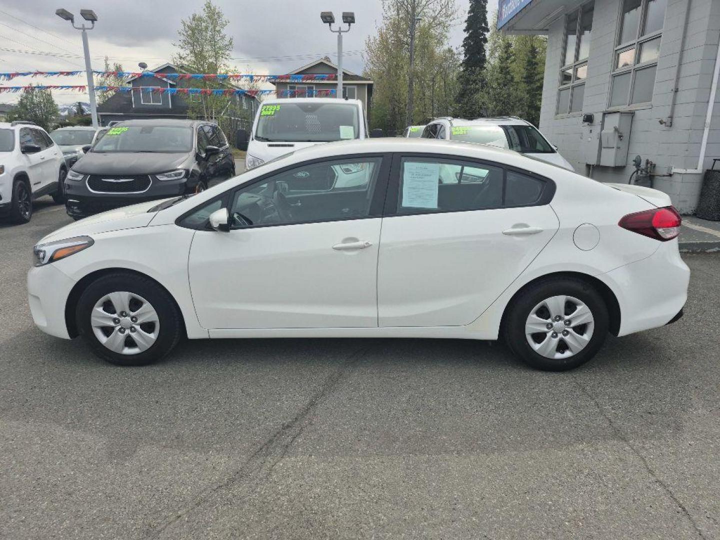 2018 WHITE KIA FORTE LX (3KPFK4A76JE) with an 2.0L engine, Automatic transmission, located at 929 East 8th Ave, Anchorage, AK, 99501, (907) 274-2277, 61.214783, -149.866074 - Photo#1