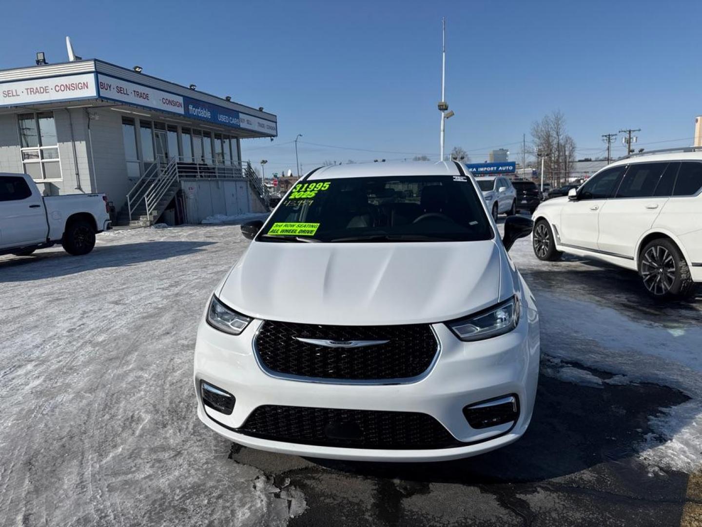 2025 WHITE CHRYSLER PACIFICA SELECT (2C4RC1BG2SR) with an 3.6L engine, Automatic transmission, located at 929 East 8th Ave, Anchorage, AK, 99501, (907) 274-2277, 61.214783, -149.866074 - Photo#0