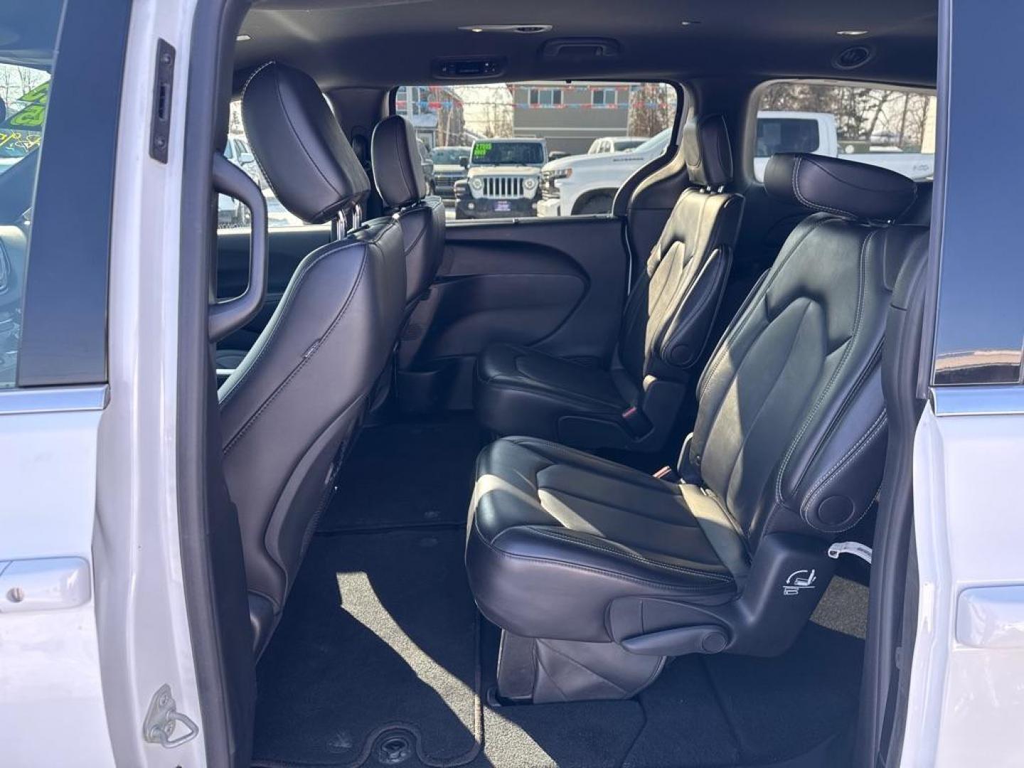 2025 WHITE CHRYSLER PACIFICA SELECT (2C4RC1BG2SR) with an 3.6L engine, Automatic transmission, located at 929 East 8th Ave, Anchorage, AK, 99501, (907) 274-2277, 61.214783, -149.866074 - Photo#3