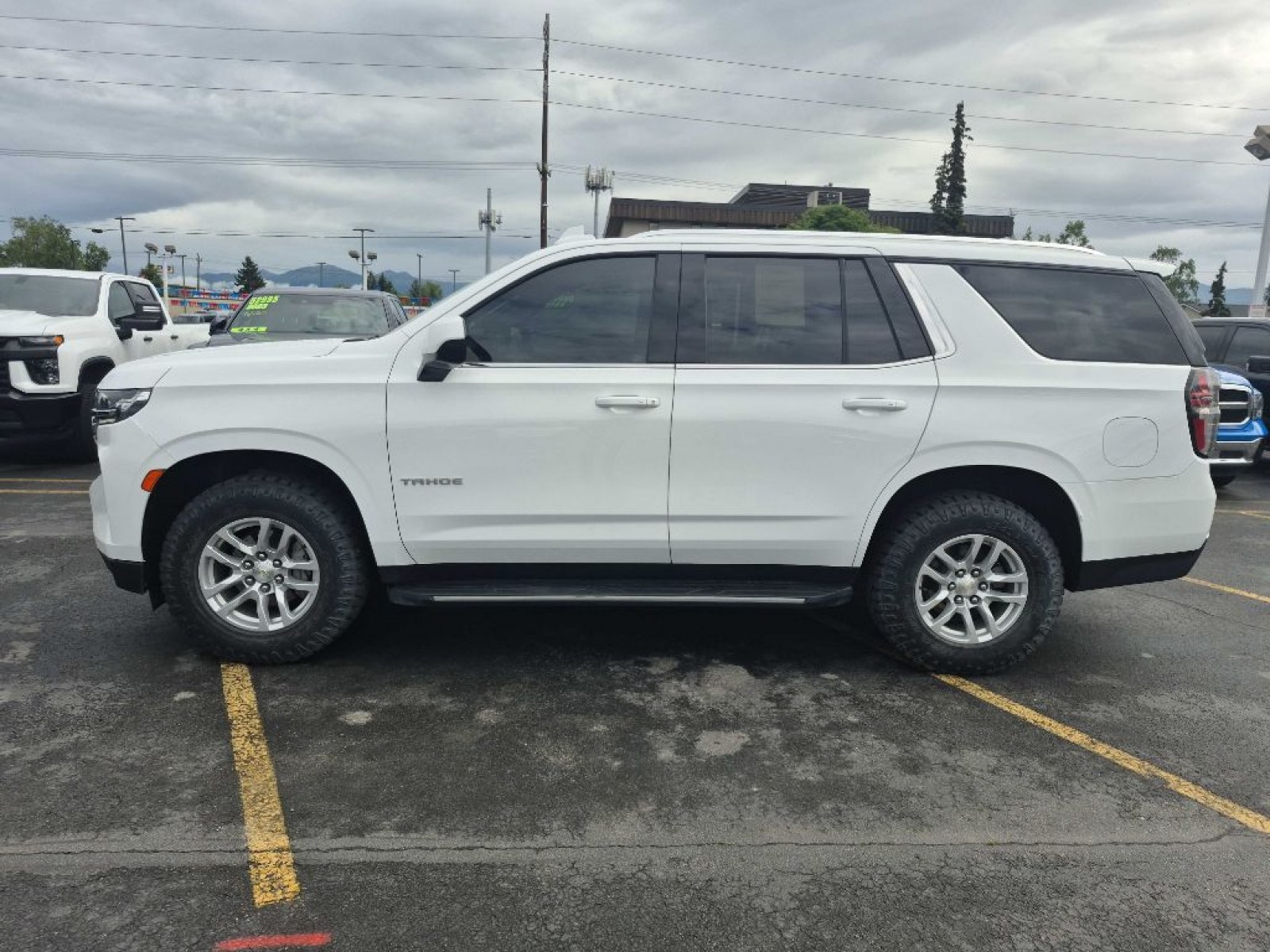 2021 WHITE CHEVROLET TAHOE 1500 LS (1GNSKMED6MR) with an 5.3L engine, Automatic transmission, located at 929 East 8th Ave, Anchorage, AK, 99501, (907) 274-2277, 61.214783, -149.866074 - Photo#1