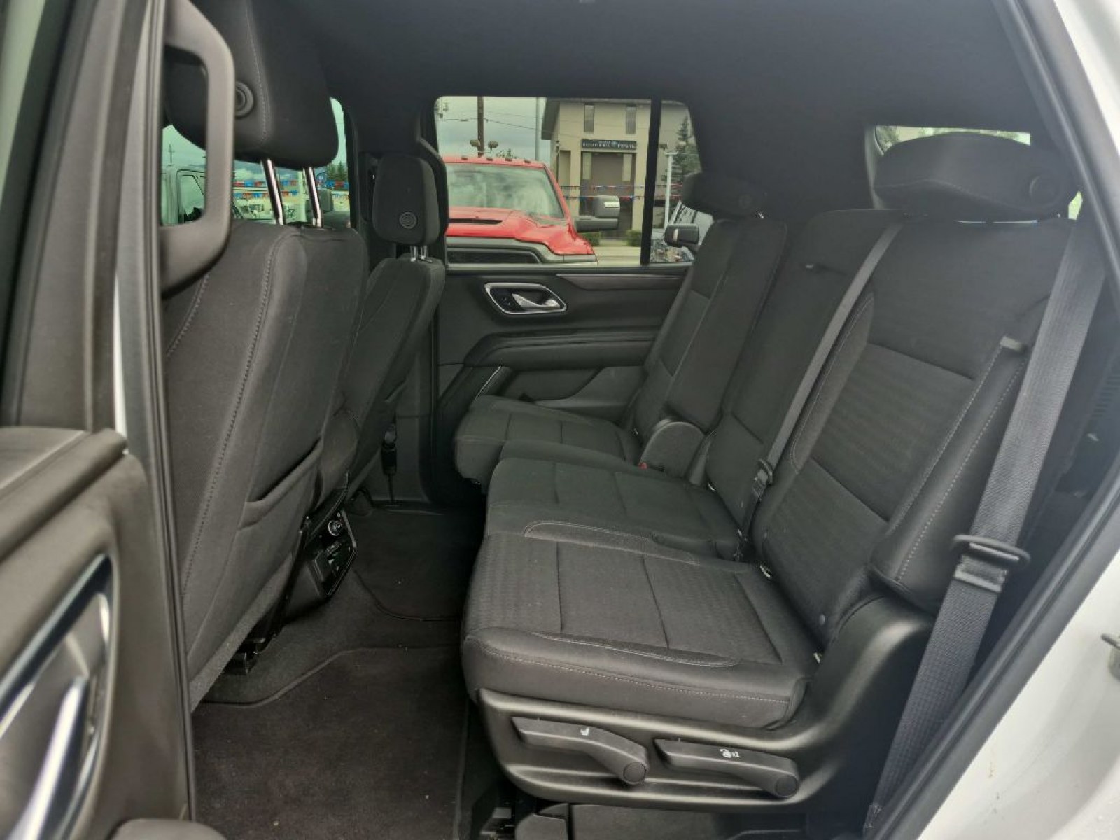 2021 WHITE CHEVROLET TAHOE 1500 LS (1GNSKMED6MR) with an 5.3L engine, Automatic transmission, located at 929 East 8th Ave, Anchorage, AK, 99501, (907) 274-2277, 61.214783, -149.866074 - Photo#3