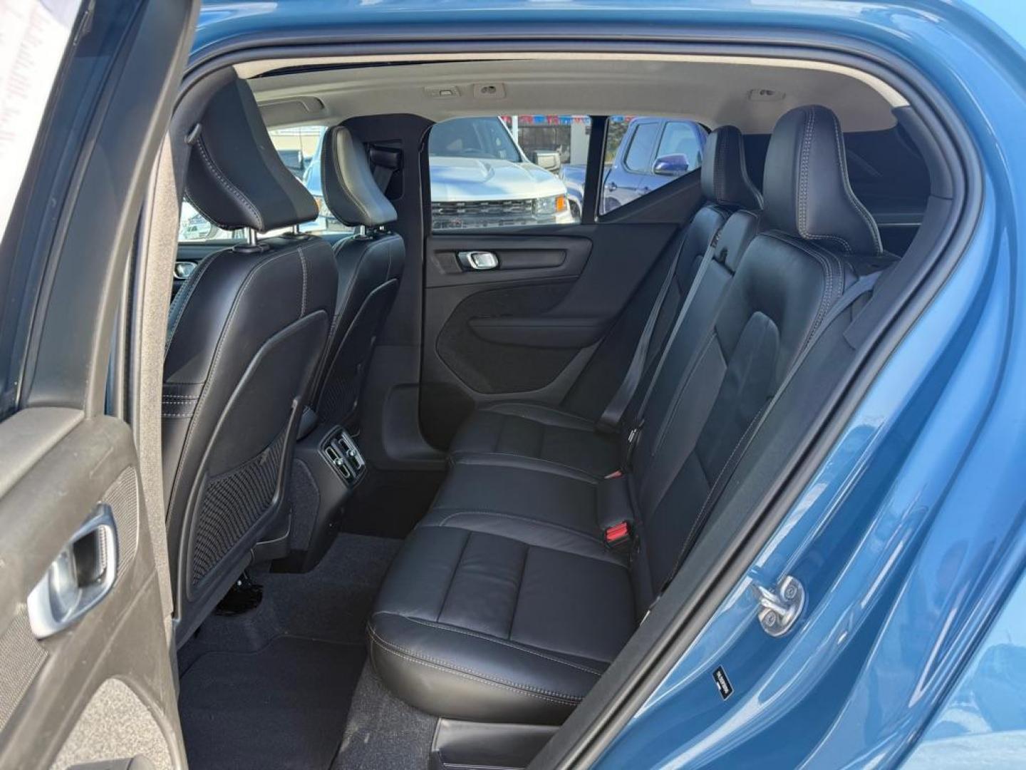 2023 BLUE VOLVO XC40 PLUS (YV4L12UE8P2) with an 2.0L engine, Automatic transmission, located at 929 East 8th Ave, Anchorage, AK, 99501, (907) 274-2277, 61.214783, -149.866074 - Photo#3