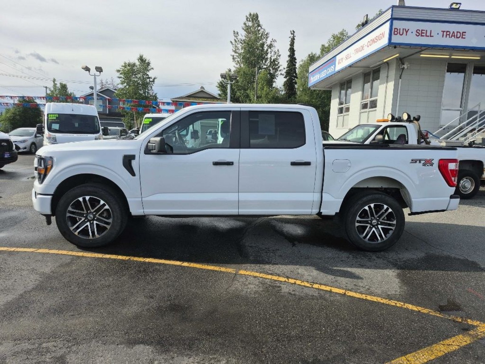 2023 WHITE FORD F150 SUPERCREW (1FTEW1EP9PK) with an 2.7L engine, Automatic transmission, located at 929 East 8th Ave, Anchorage, AK, 99501, (907) 274-2277, 61.214783, -149.866074 - Photo#1