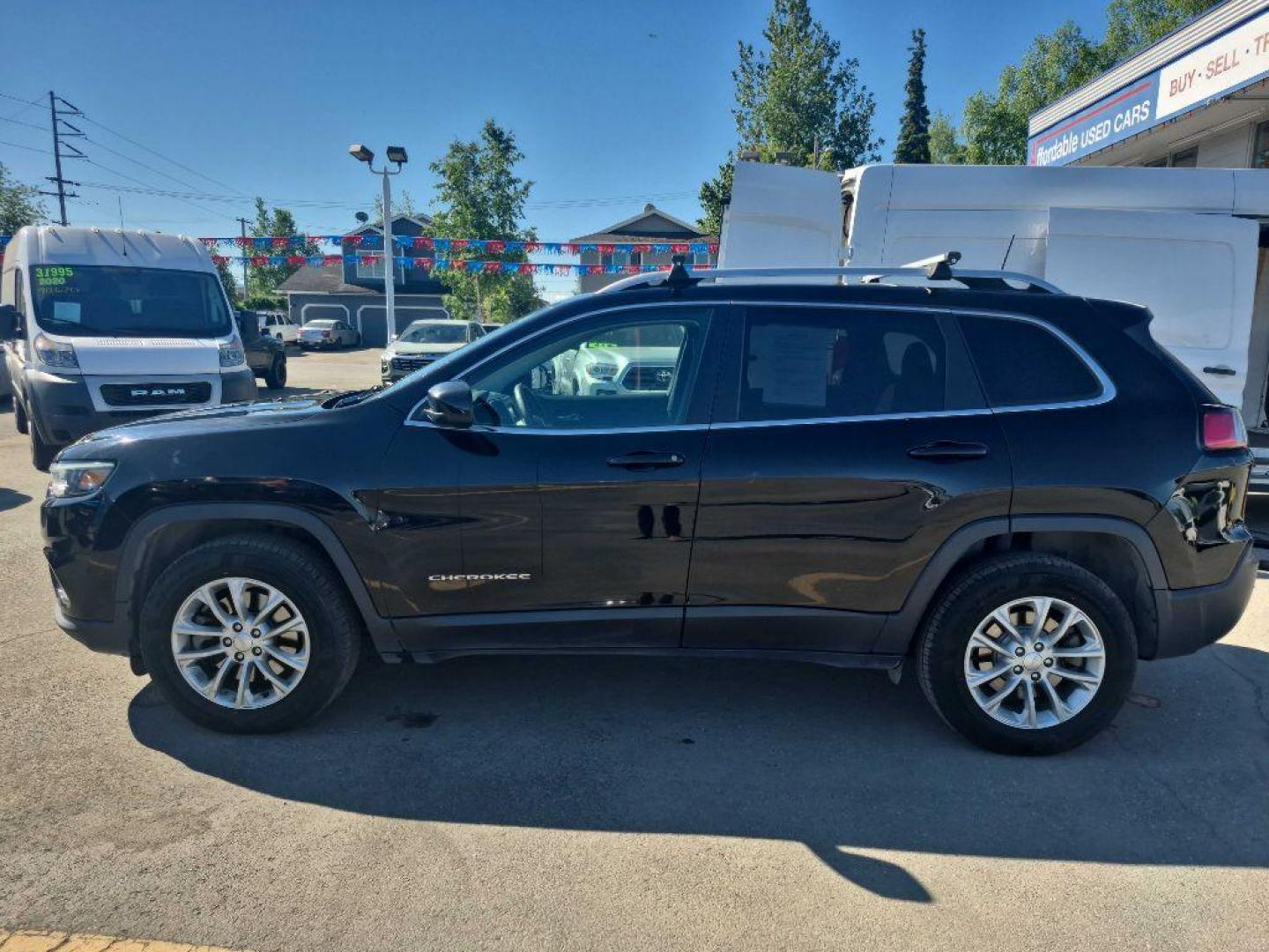 2019 BLACK JEEP CHEROKEE LATITUDE (1C4PJMCB5KD) with an 2.4L engine, Automatic transmission, located at 929 East 8th Ave, Anchorage, AK, 99501, (907) 274-2277, 61.214783, -149.866074- Photo#2