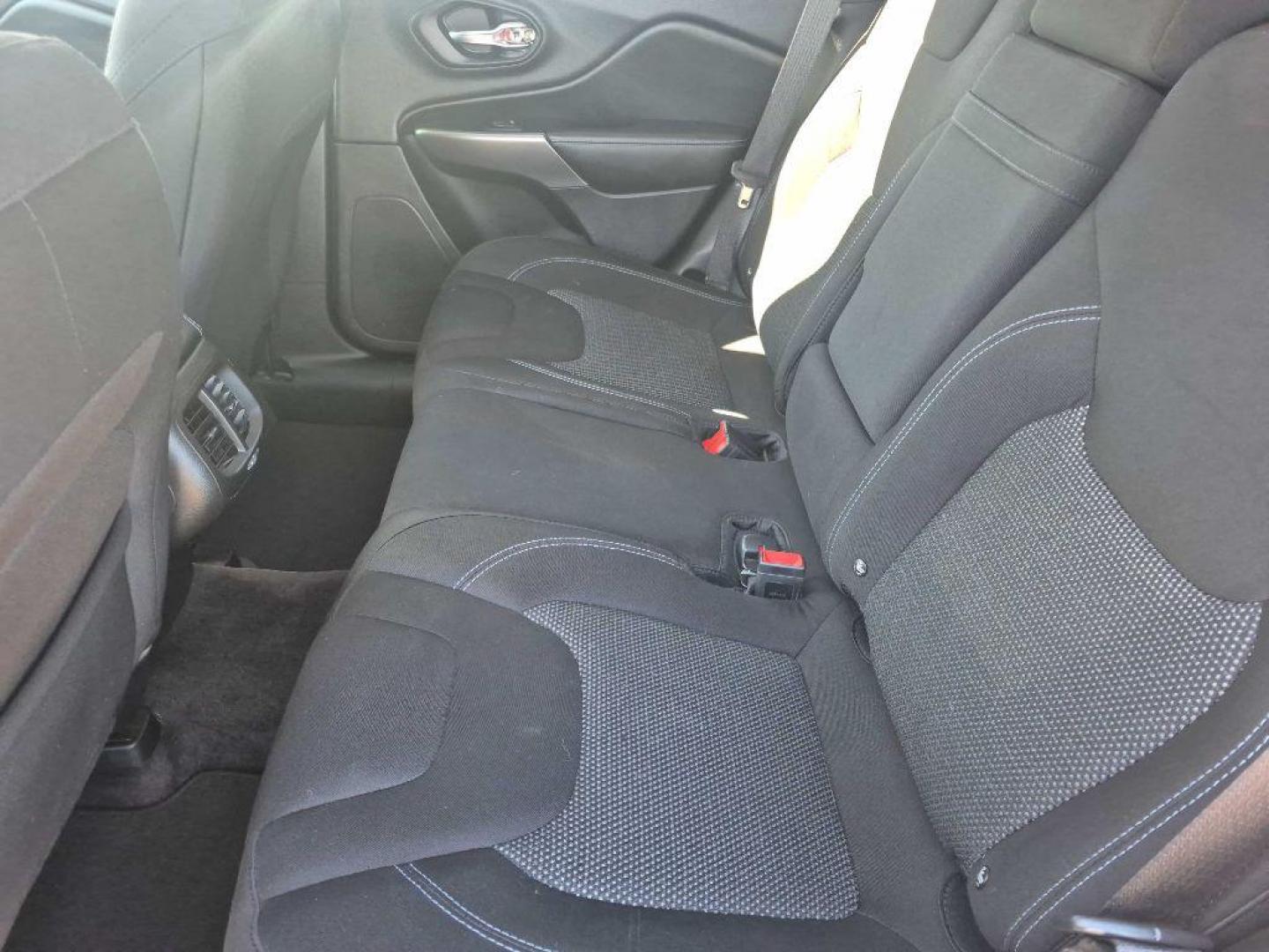 2019 BLACK JEEP CHEROKEE LATITUDE (1C4PJMCB5KD) with an 2.4L engine, Automatic transmission, located at 929 East 8th Ave, Anchorage, AK, 99501, (907) 274-2277, 61.214783, -149.866074- Photo#4