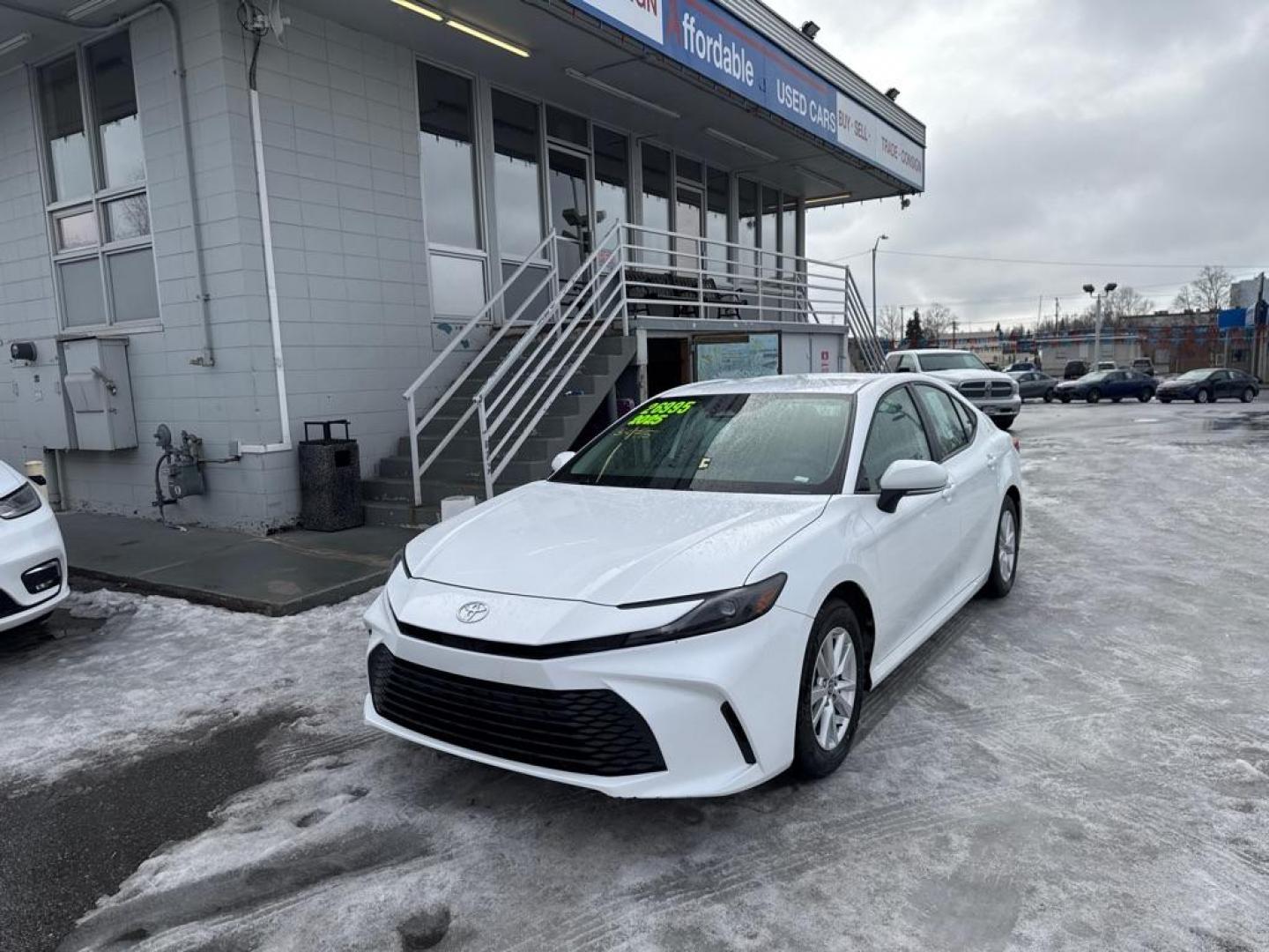 2025 WHITE TOYOTA CAMRY SE HYBRID (4T1DAACK2SU) with an 2.5L engine, Continuously Variable transmission, located at 929 East 8th Ave, Anchorage, AK, 99501, (907) 274-2277, 61.214783, -149.866074 - Photo#0